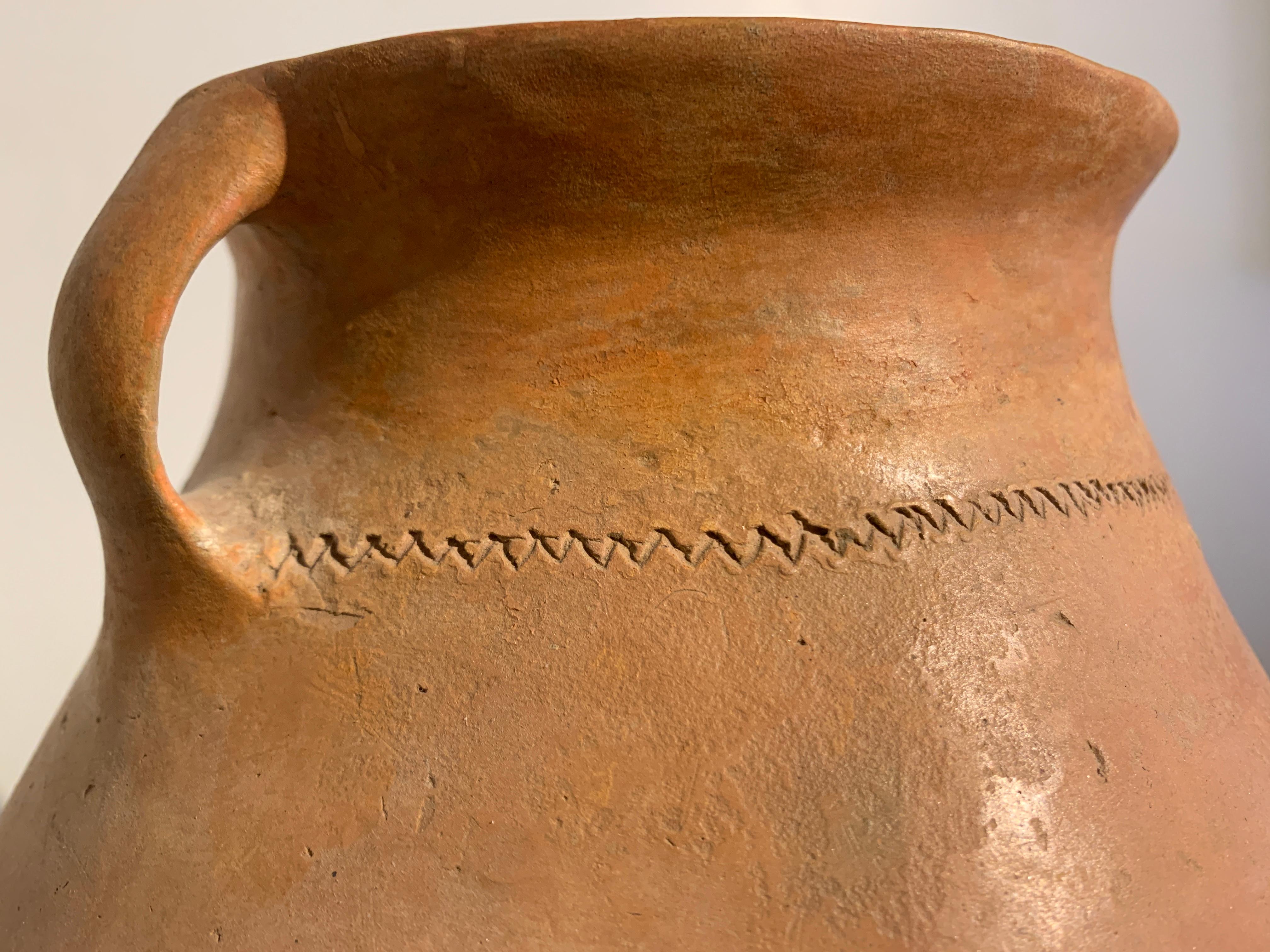 Vase en poterie rouge de la culture néolithique chinoise Qijia, 2200 avant J.-C. - 1600 après J.-C., Chine Bon état - En vente à Austin, TX