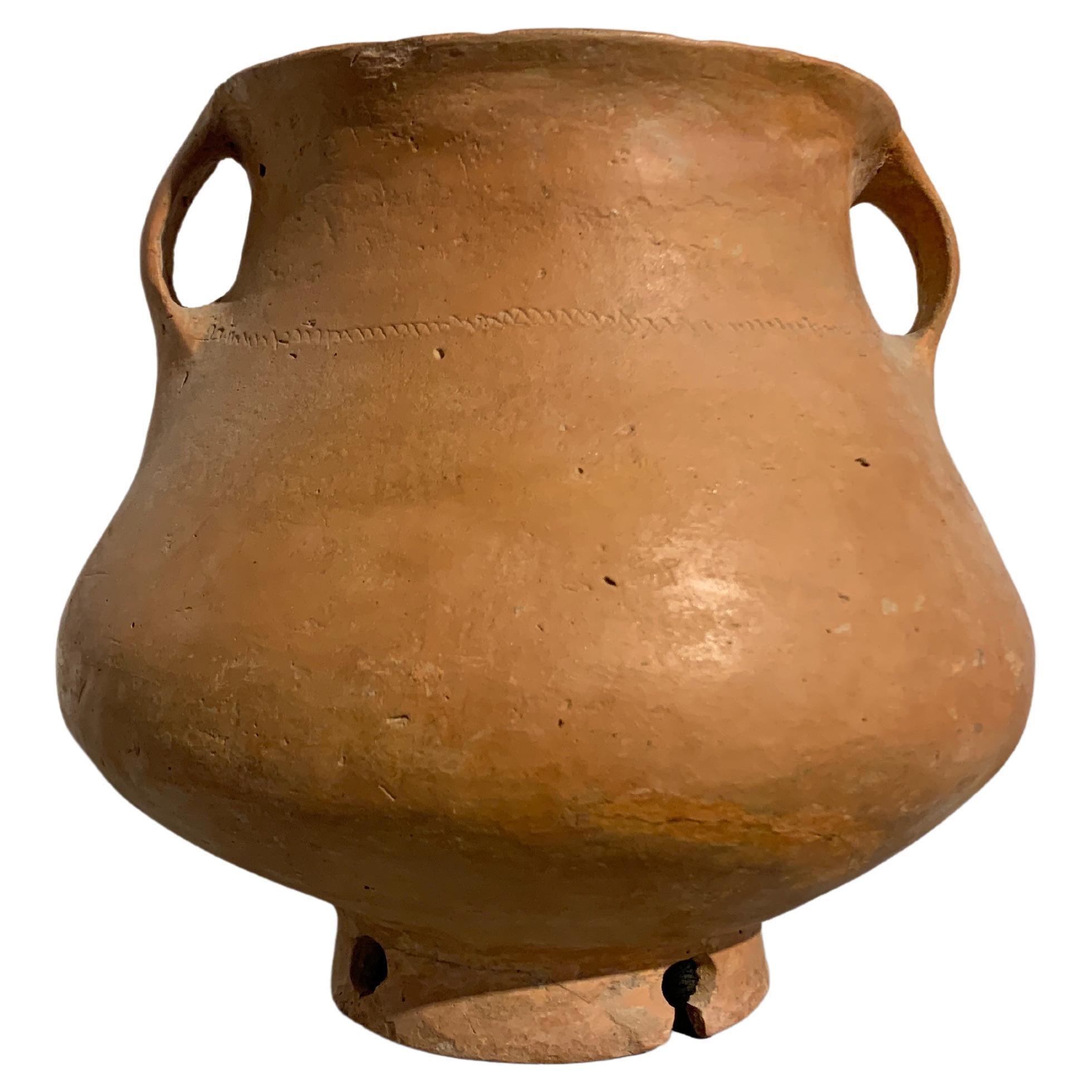 Vase en poterie rouge de la culture néolithique chinoise Qijia, 2200 avant J.-C. - 1600 après J.-C., Chine