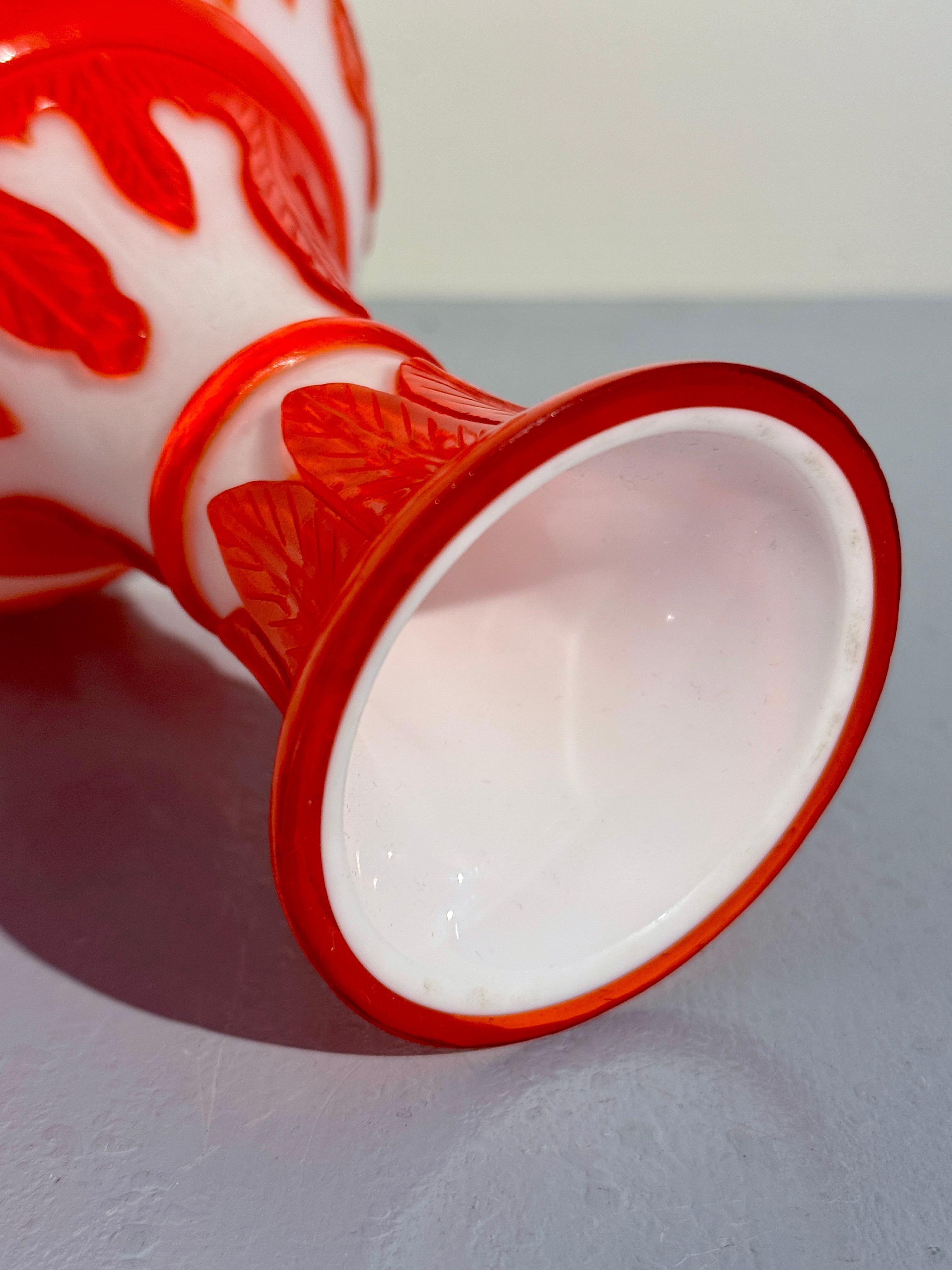 Vase camée en verre pékinois orange néon, 1960's, Chine en vente 2