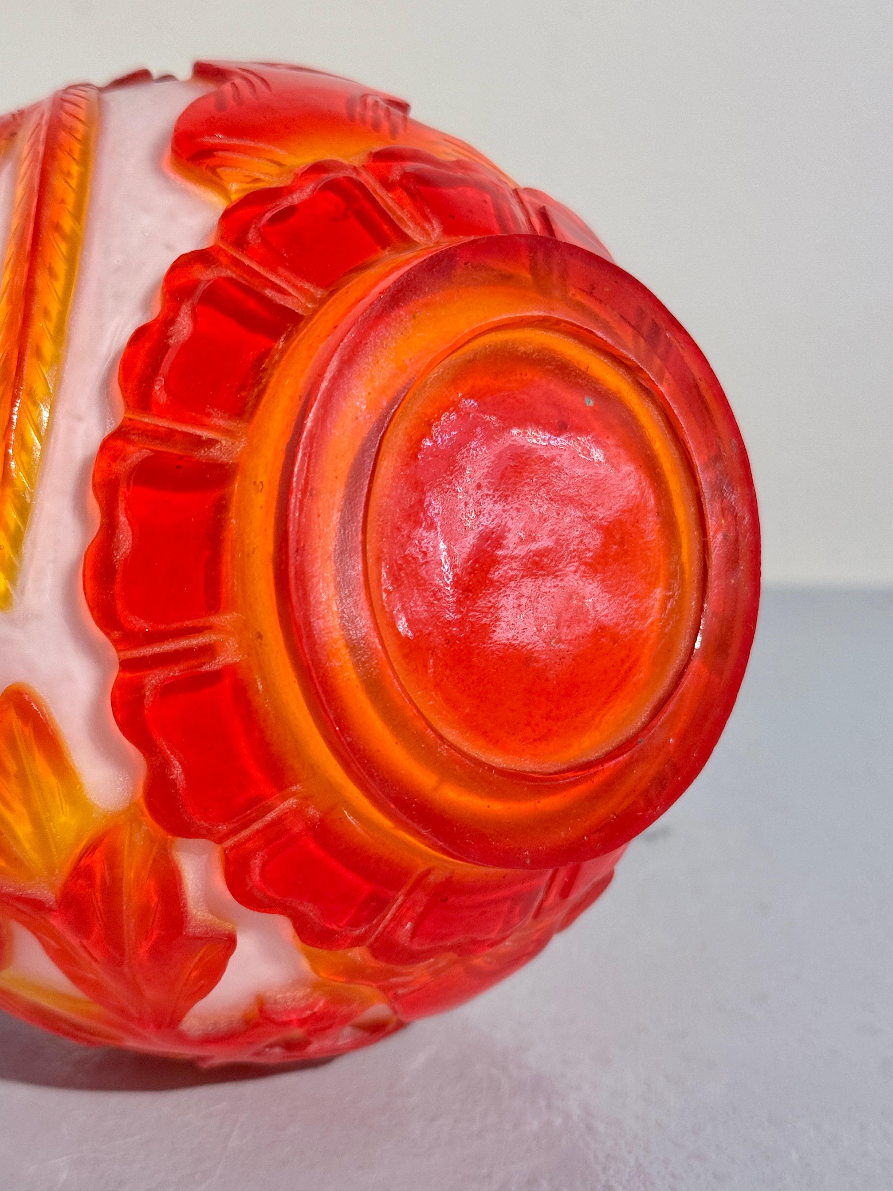 Vase camée en verre pékinois orange néon, 1960's, Chine en vente 3