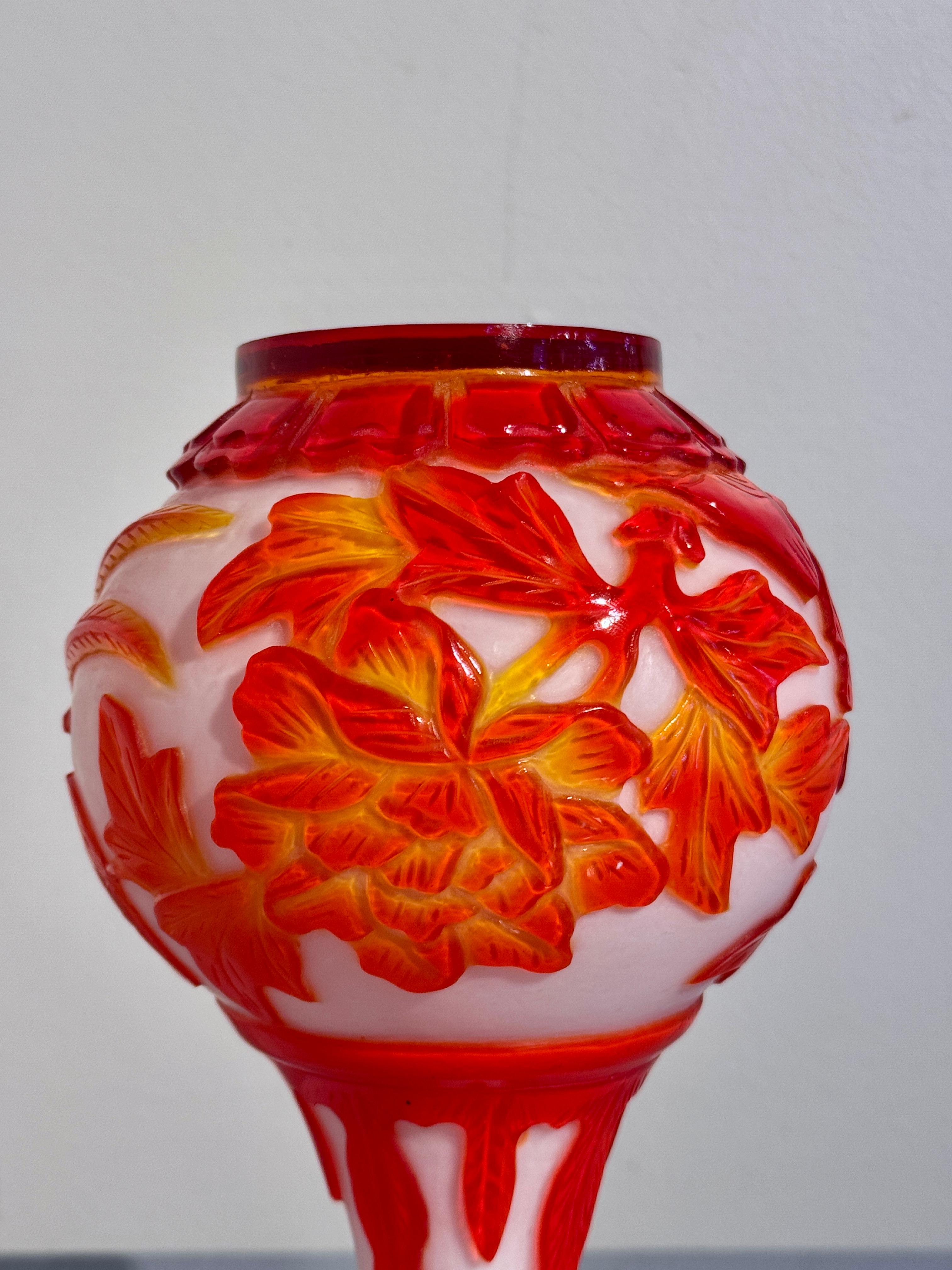 Vase camée en verre pékinois orange néon, 1960's, Chine en vente 4