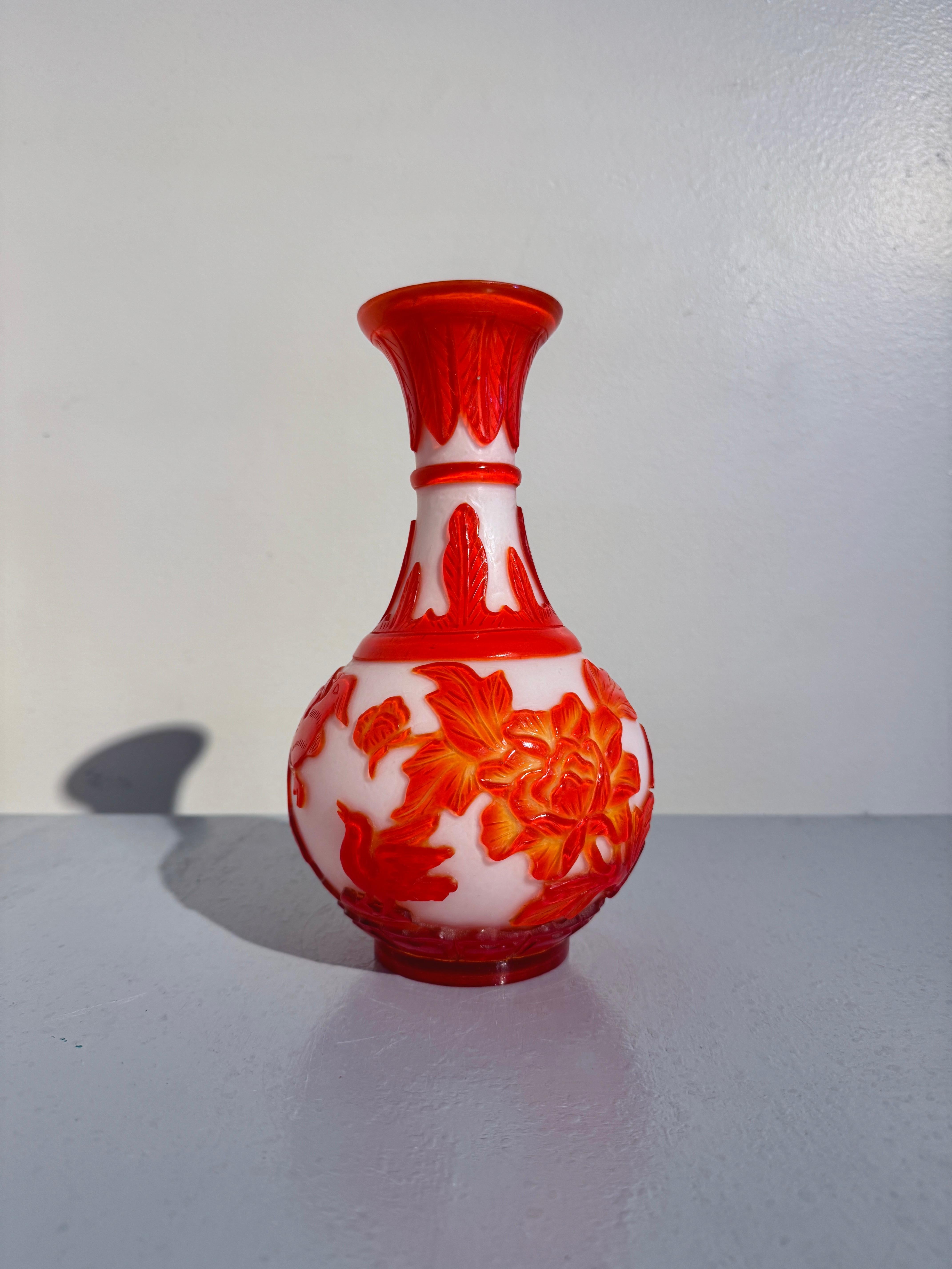 Qing Vase camée en verre pékinois orange néon, 1960's, Chine en vente