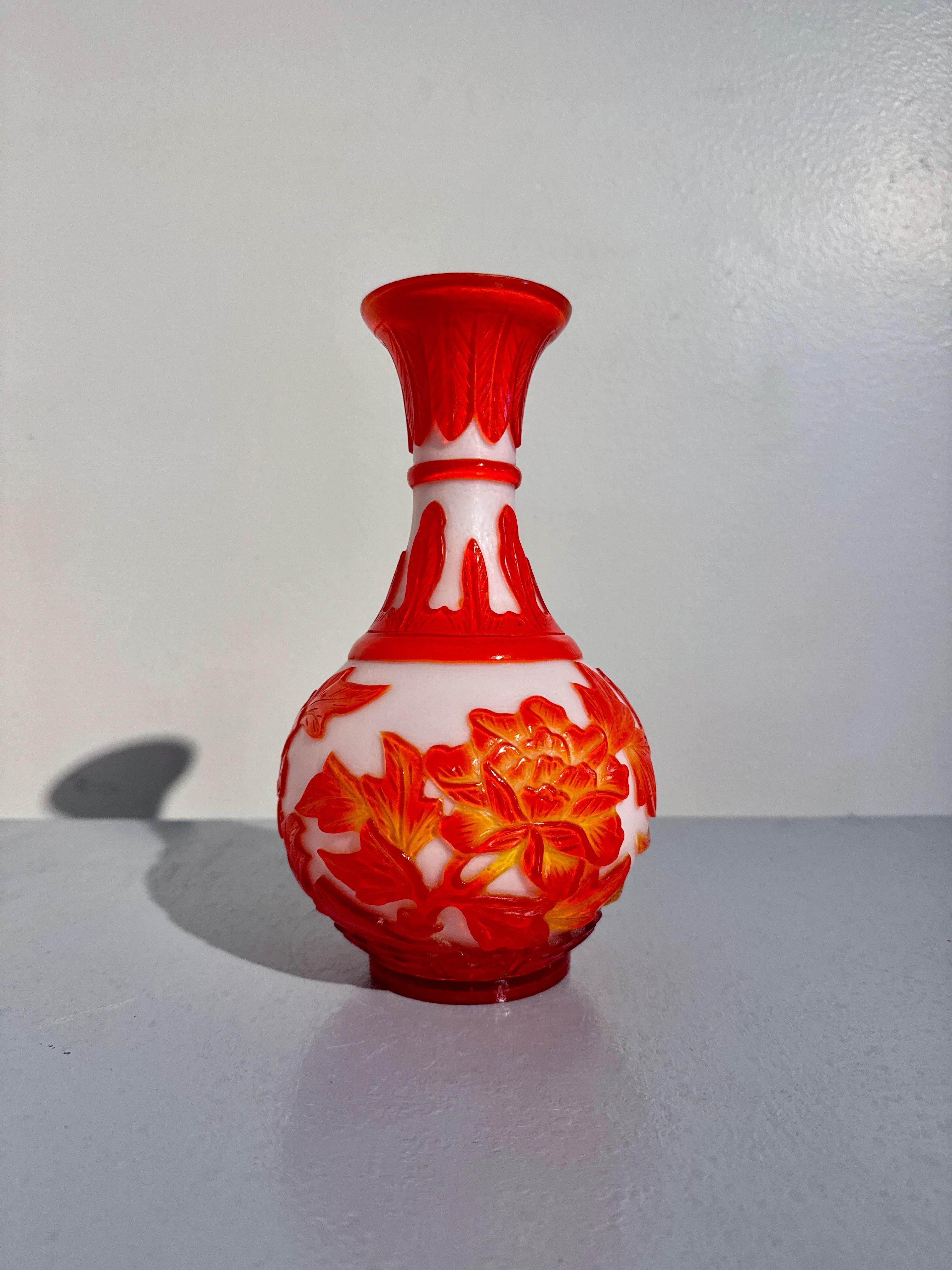 Chinois Vase camée en verre pékinois orange néon, 1960's, Chine en vente