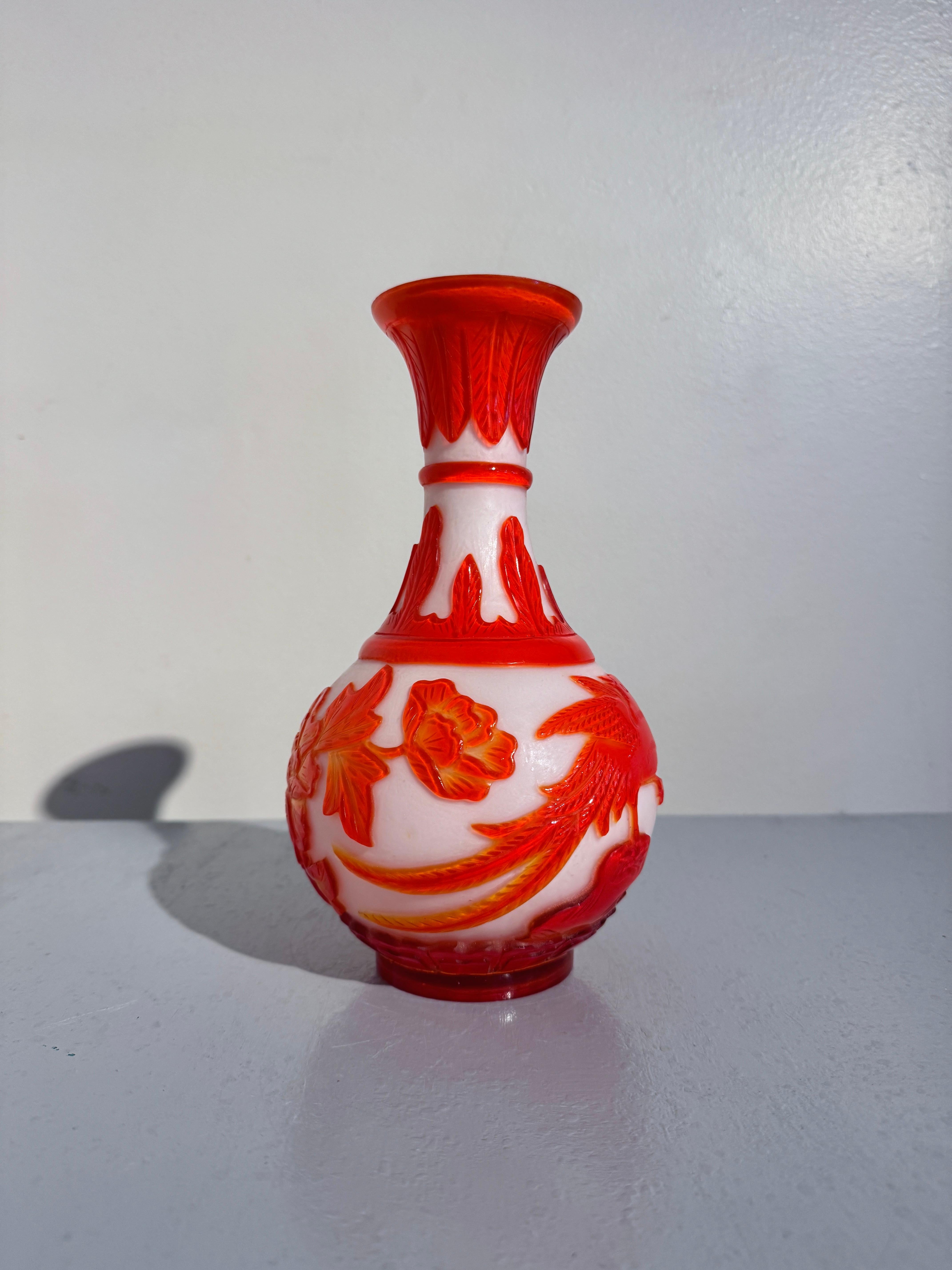 Sculpté Vase camée en verre pékinois orange néon, 1960's, Chine en vente