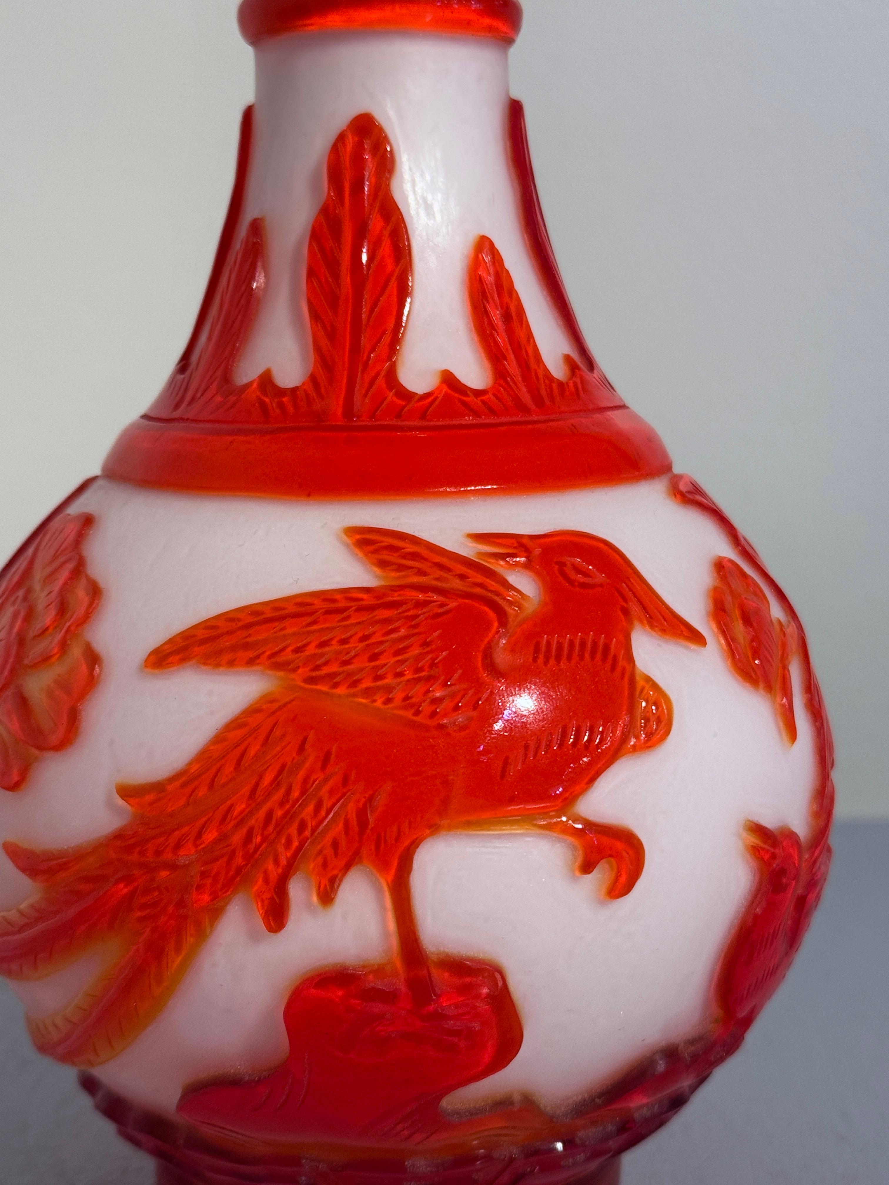 Vase camée en verre pékinois orange néon, 1960's, Chine Bon état - En vente à Austin, TX
