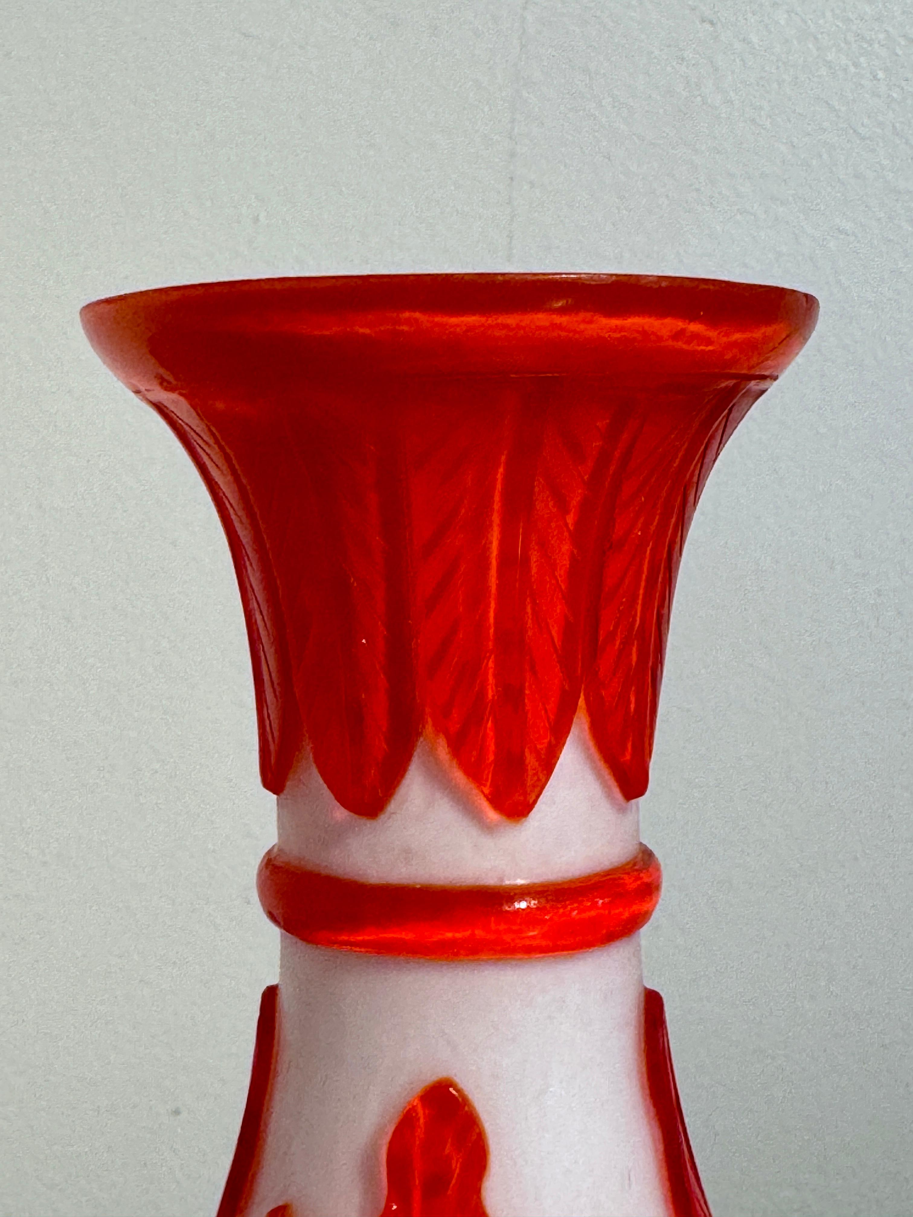 Milieu du XXe siècle Vase camée en verre pékinois orange néon, 1960's, Chine en vente