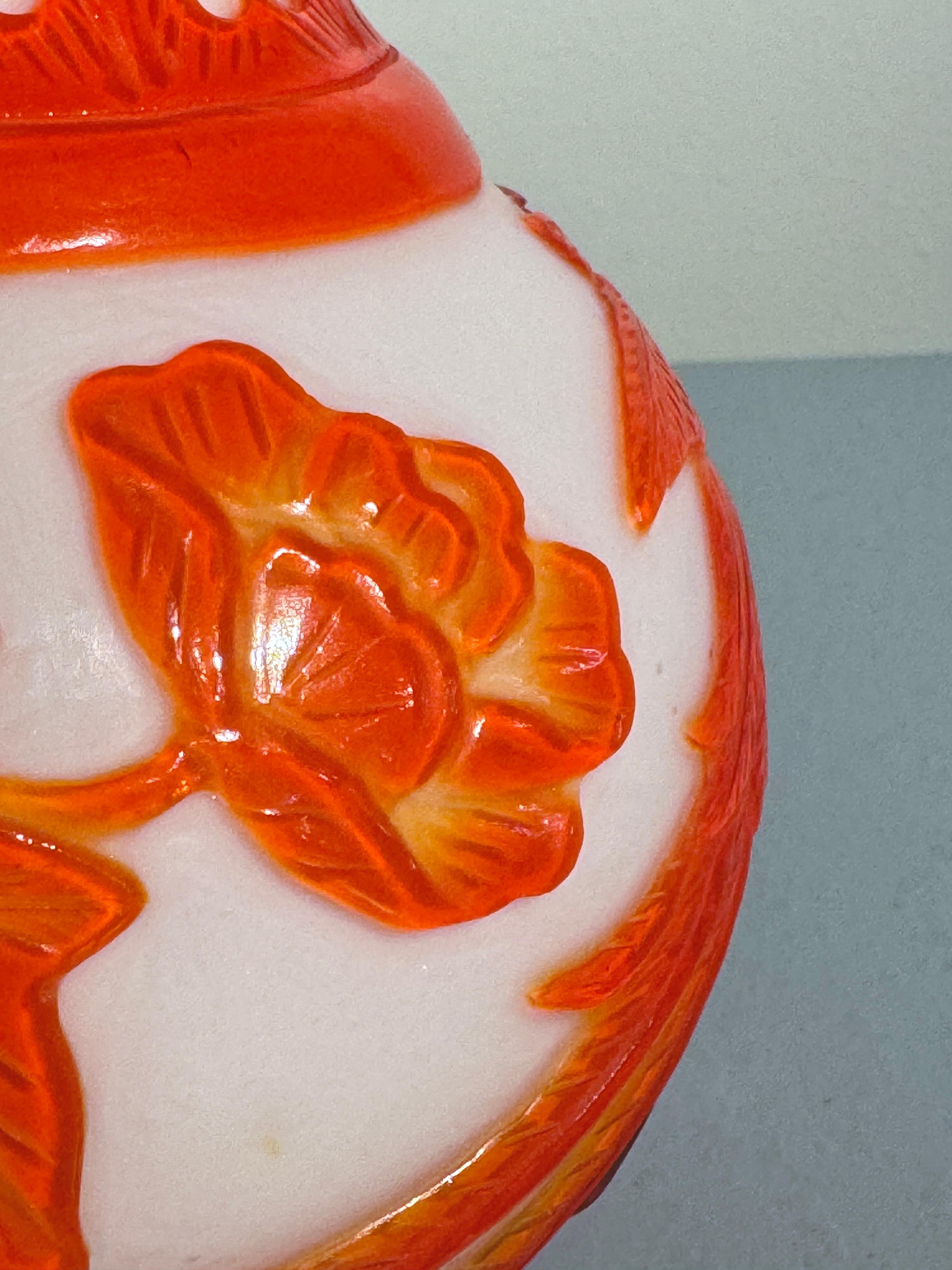 Vase camée en verre pékinois orange néon, 1960's, Chine en vente 1