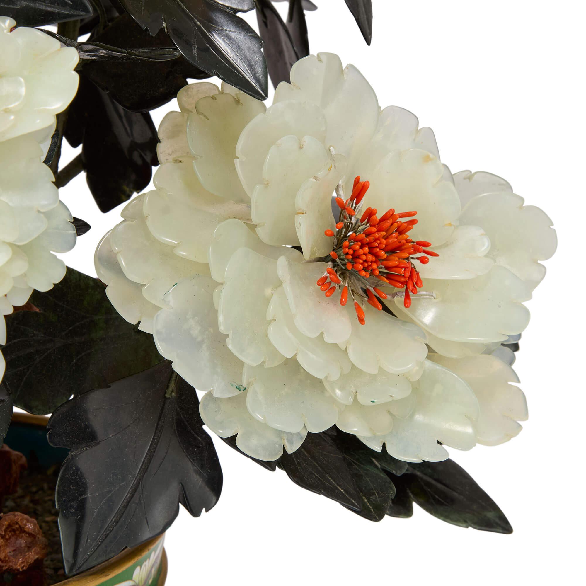 Chinois Modèle chinois de pivoines en néphrite et agate dans un pot en émail cloisonné en vente