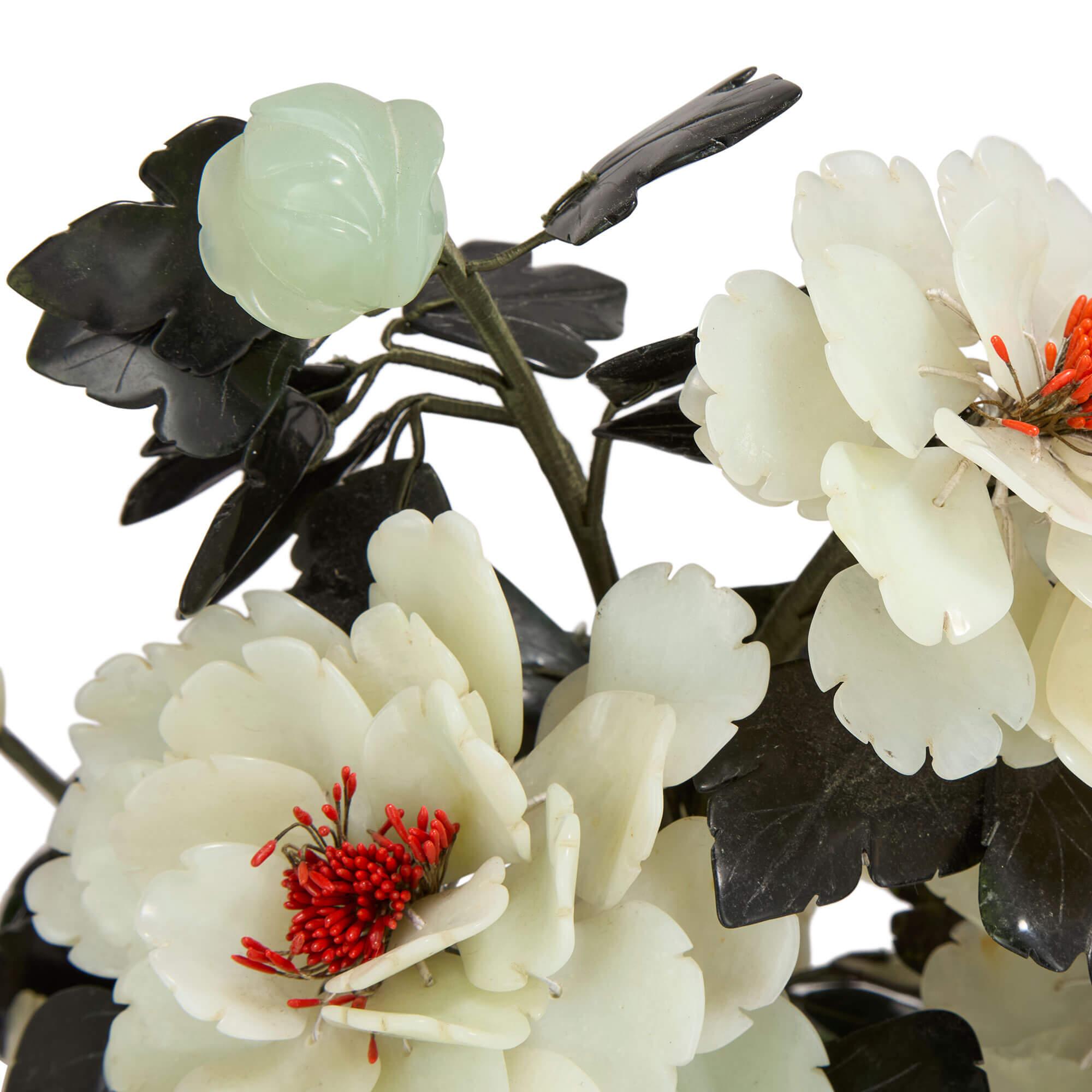 Sculpté Modèle chinois de pivoines en néphrite et agate dans un pot en émail cloisonné en vente