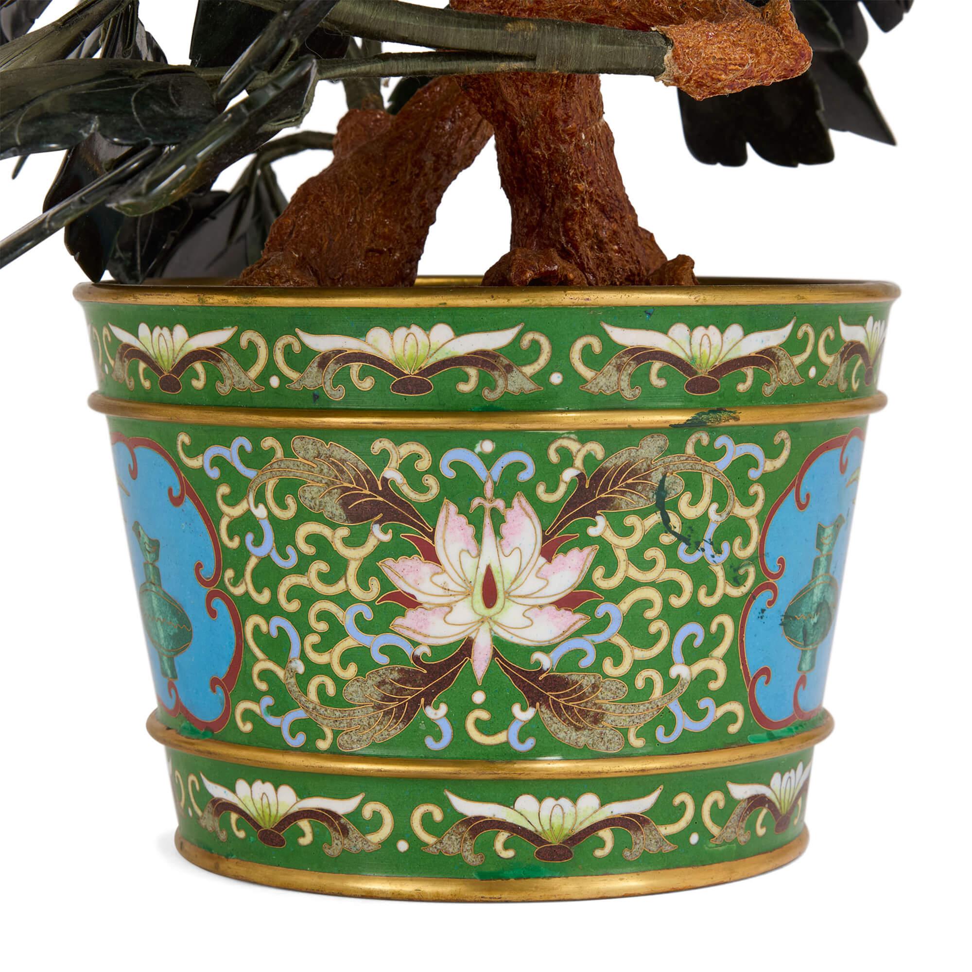 Modèle chinois de pivoines en néphrite et agate dans un pot en émail cloisonné Bon état - En vente à London, GB