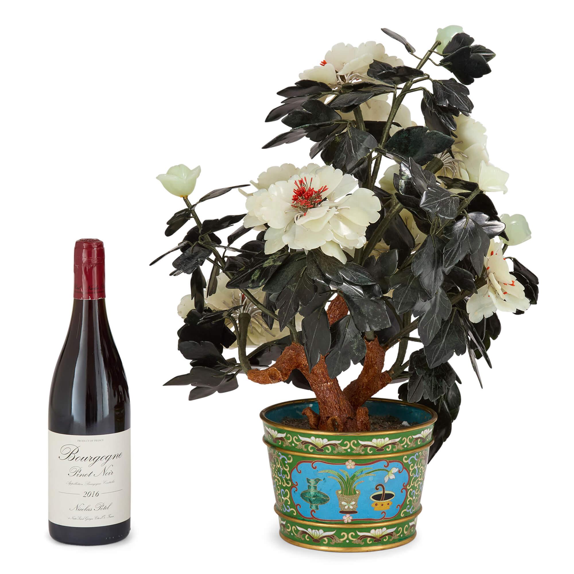 20ième siècle Modèle chinois de pivoines en néphrite et agate dans un pot en émail cloisonné en vente