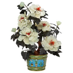 Modello cinese di peonie in nefrite e agata in un vaso in smalto cloisonné