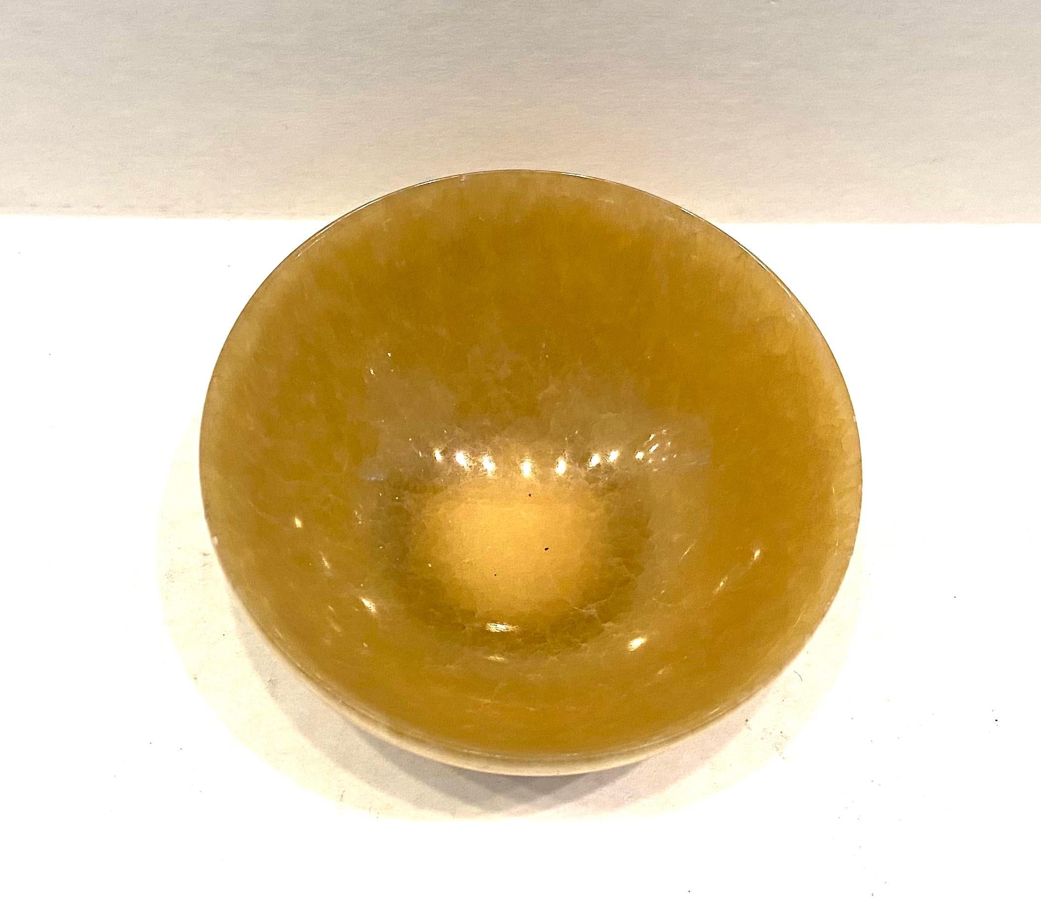 Ciotola di giada cinese in nefrite, giallo/marrone. La Nefrite di Giada è un tipo di gemma traslucida considerata rara e preziosa. È nota per il suo colore e la sua lucentezza. È la più costosa perché di altissima qualità e rimane oggi la fonte di