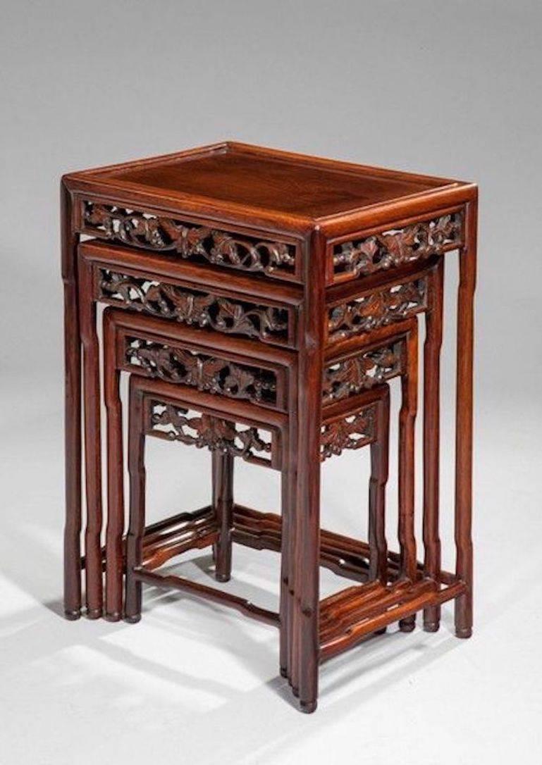 Un nid de quatre tables en bois dur de bonne qualité, datant de la fin du XIXe siècle, probablement de Hongmu.