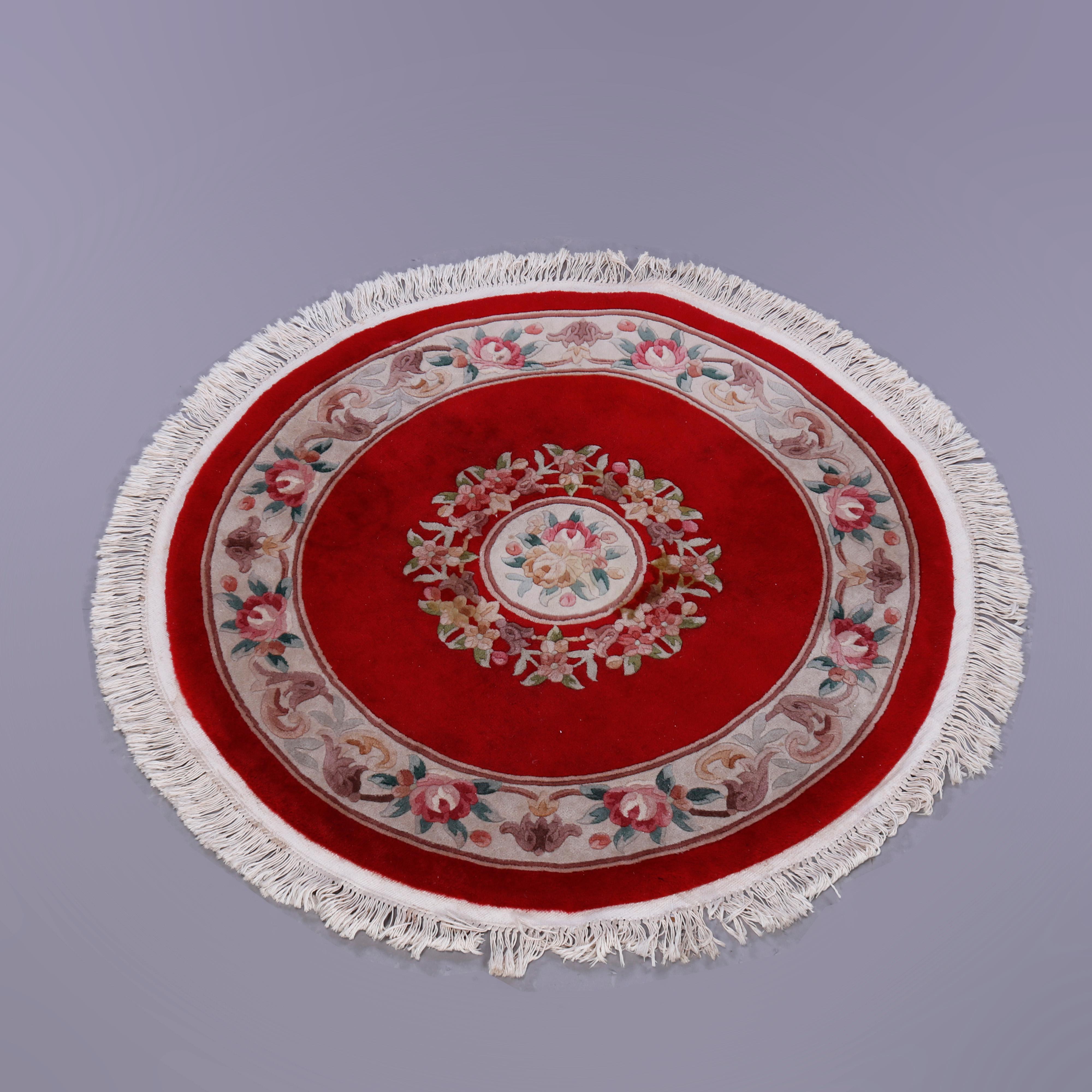 Un tapis oriental chinois Nichols offre une construction en laine de forme circulaire avec médaillon floral central sur fond rouge, c1940

Mesures - 55''H x 55''W x 1''D.

Note sur le catalogue : Demandez les TARIFS DE LIVRAISON RÉDUITS disponibles