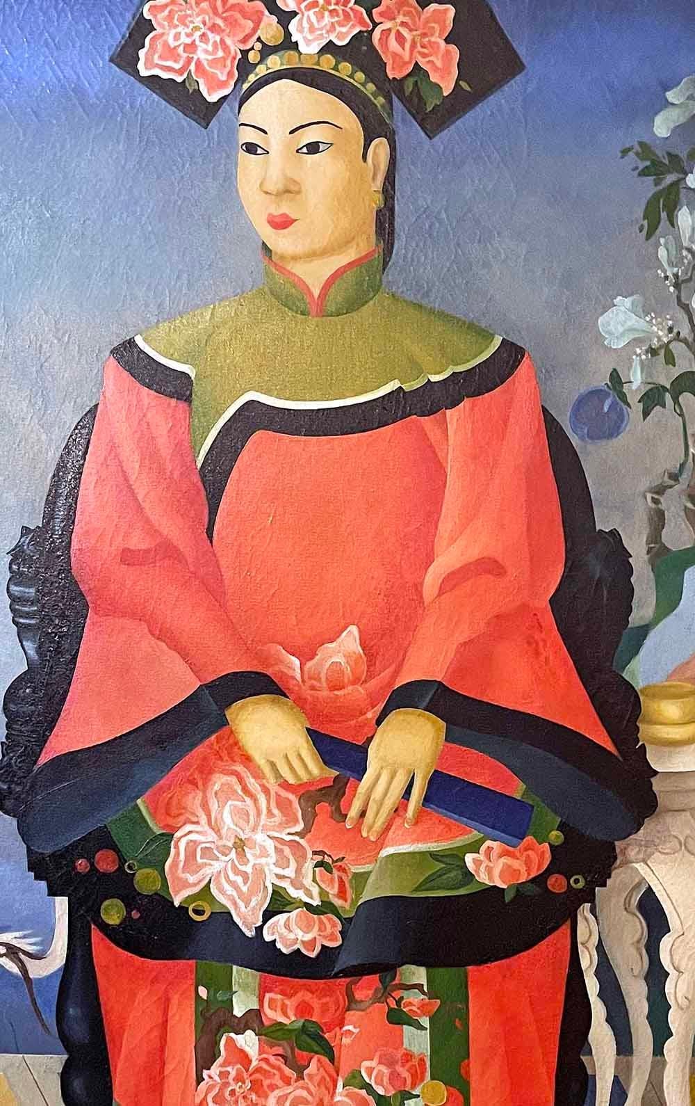 Dieses brillante Ölgemälde aus dem Jahr 1936 ist in kräftigen Rosa-, Himmelblau- und Elfenbeintönen gehalten und zeigt eine chinesische Adelige in einem bestickten Kleid und einer kunstvollen Kopfbedeckung, flankiert von Symbolen für Langlebigkeit,