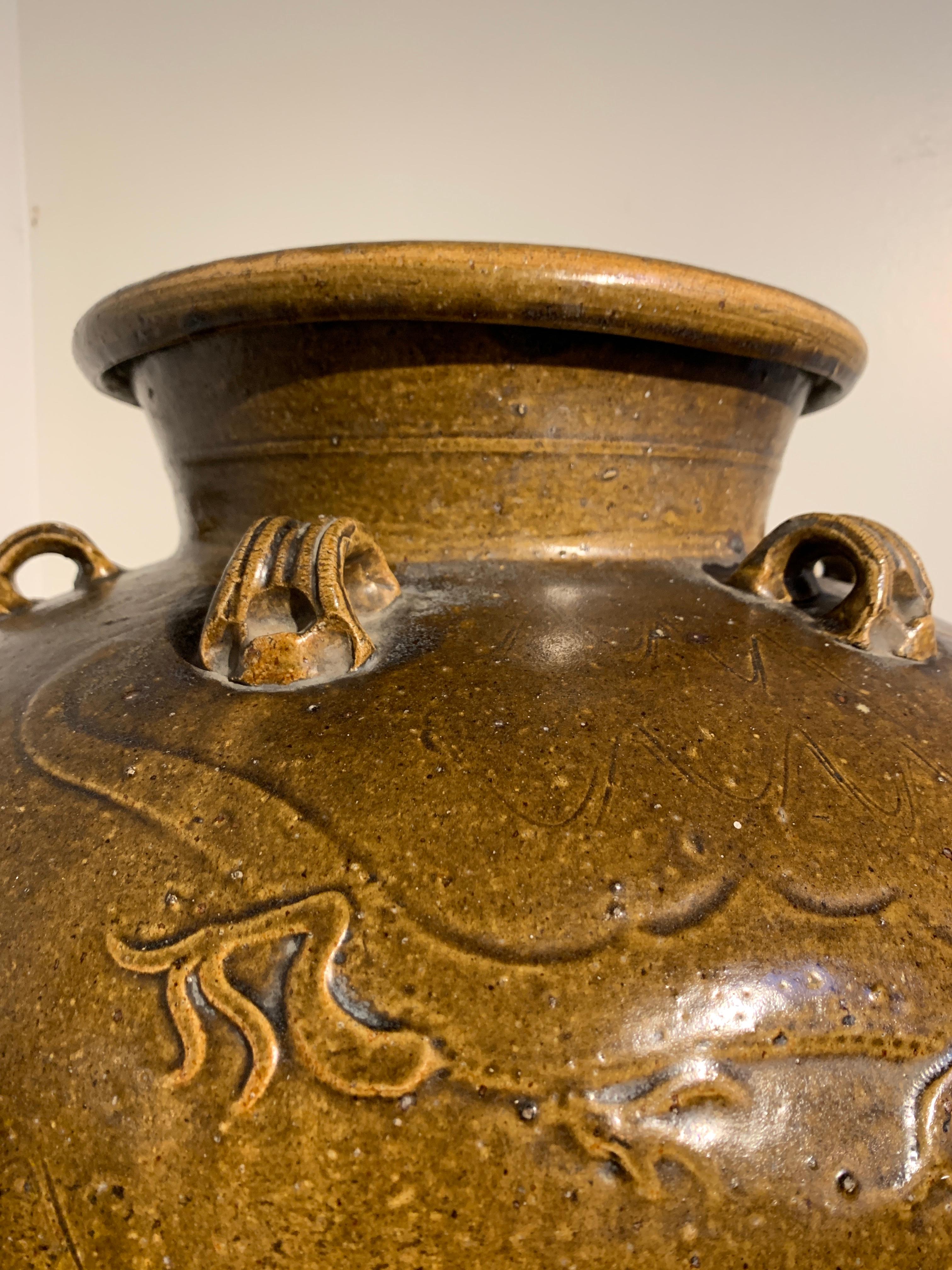 Chinesisches ockerbraun glasiertes Martaban-Gefäß, Ming-Dynastie, 15.-16. Jahrhundert (18. Jahrhundert und früher) im Angebot