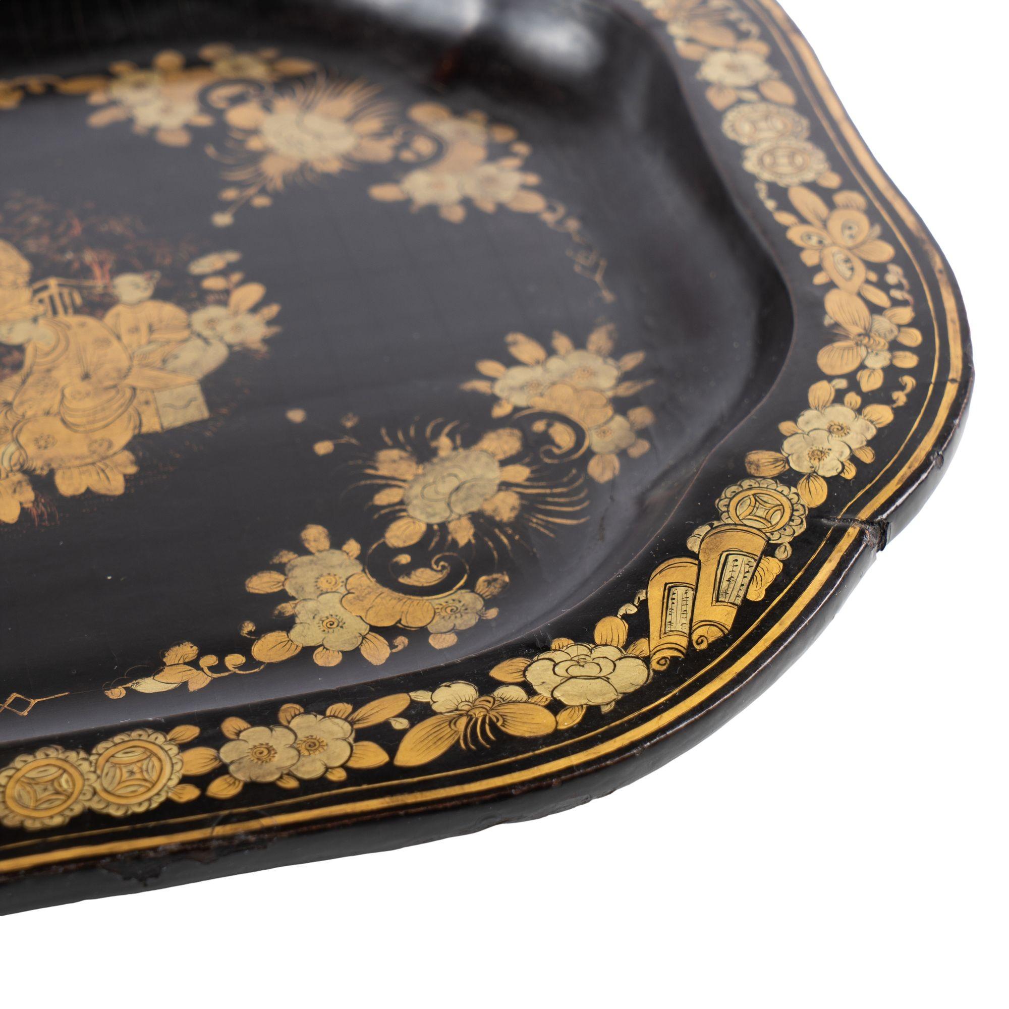 Chinese octagonal gilt lacquer tray, circa 1825 In Good Condition For Sale In Kenilworth, IL