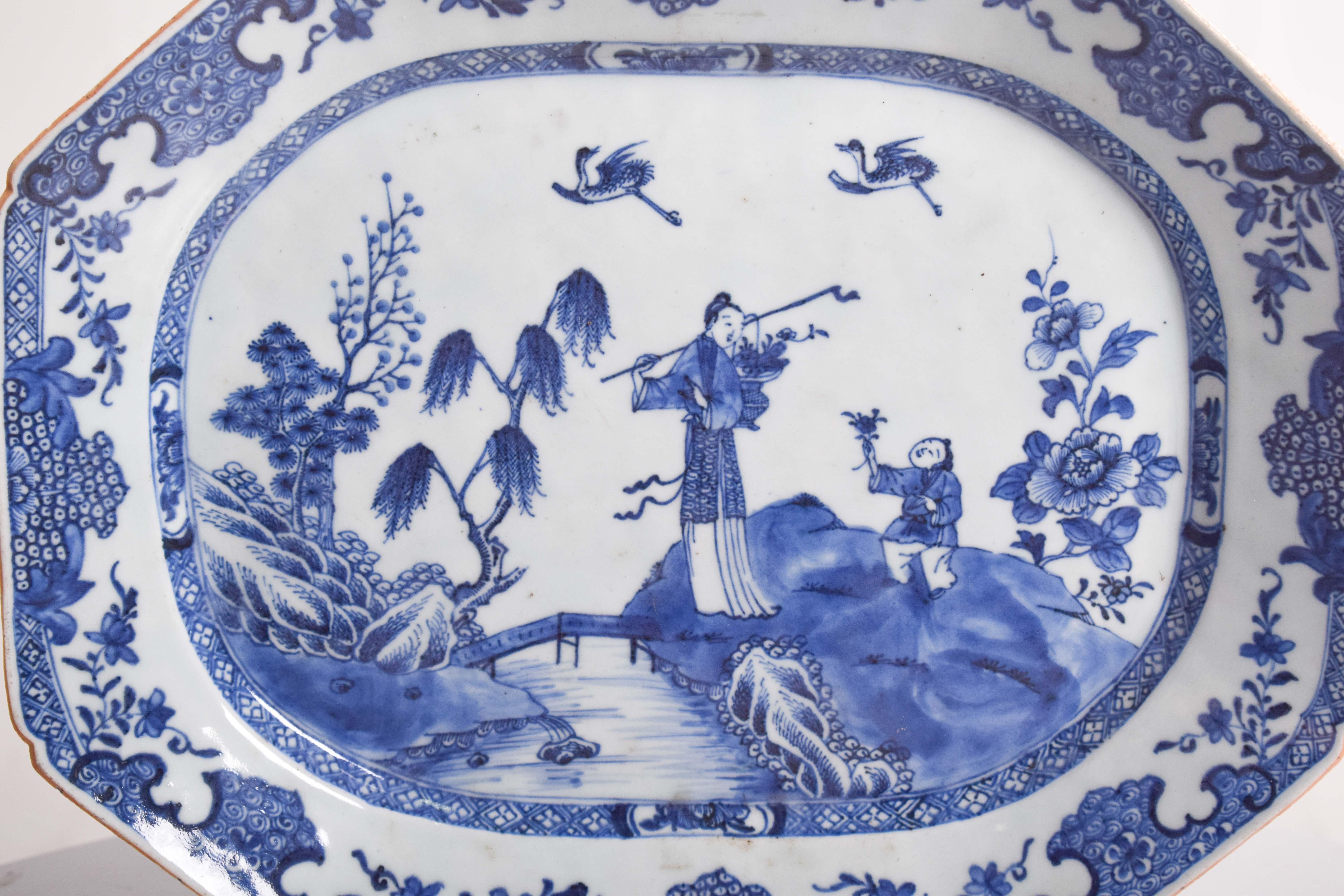 Chinese Octagonal Porcelain Serving Dish In Good Condition In Lisboa, Lisboa