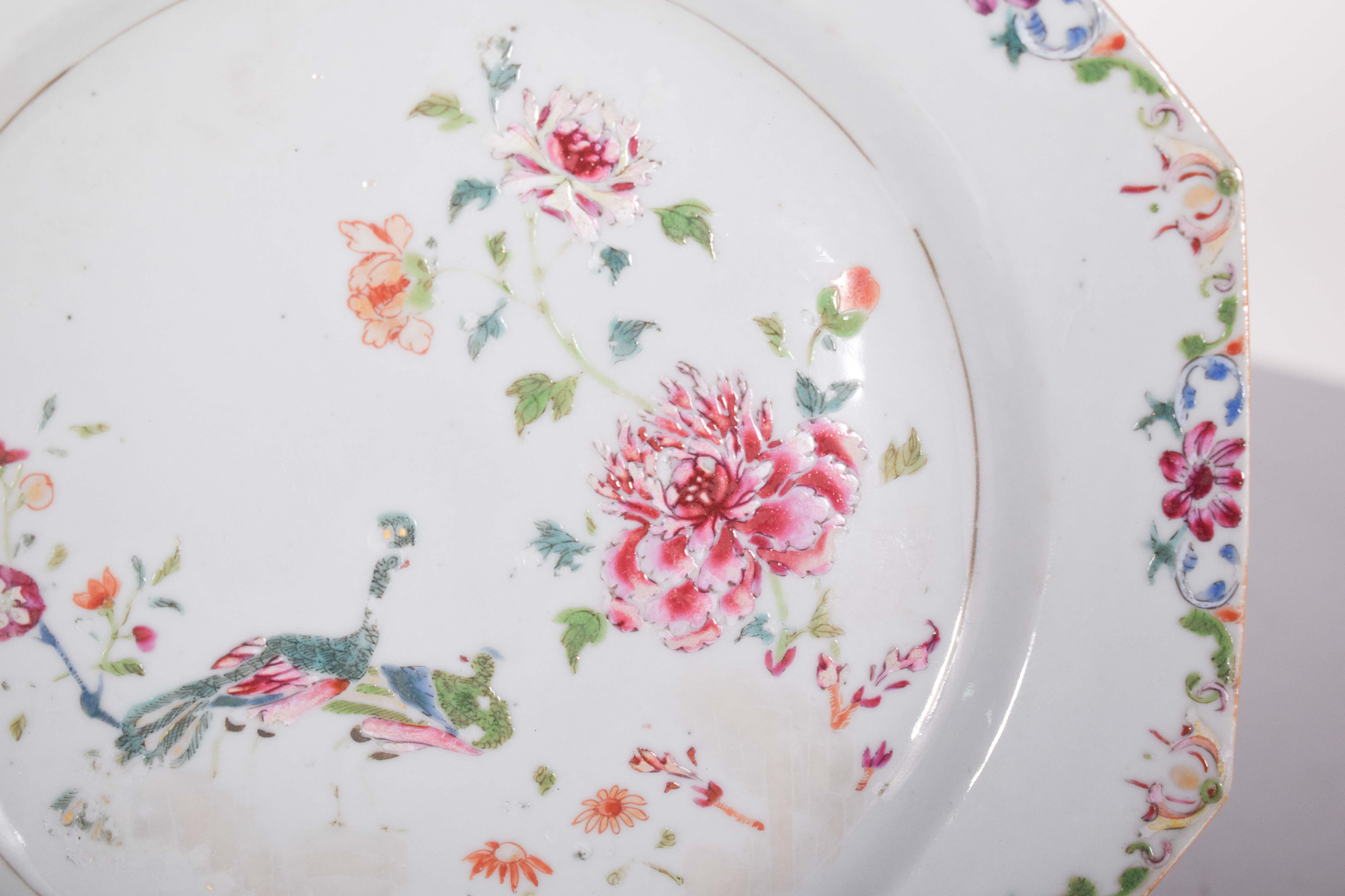Assiette octogonale en porcelaine chinoise pour l'exportation. Décor polychrome de fleurs et de paons, dynastie Qing, période Qianlong (1736-1795). 
Le centre est peint avec une touche éthérée et délicate, où deux paons de couleurs bleu et vert