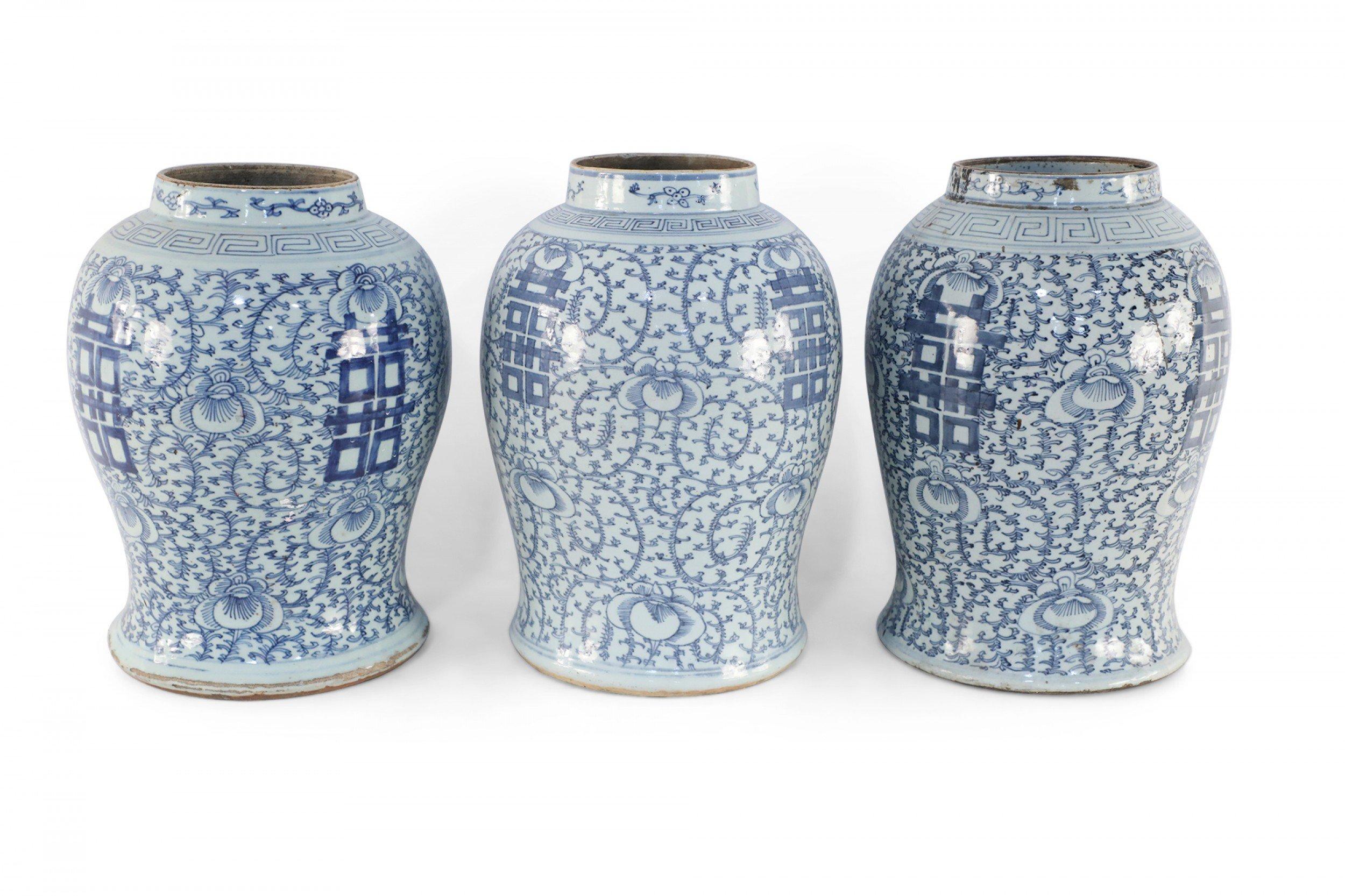Chinesische Porzellanurnenvasen in Off-White und Blau mit Weinreben-Charakter im Zustand „Gut“ im Angebot in New York, NY