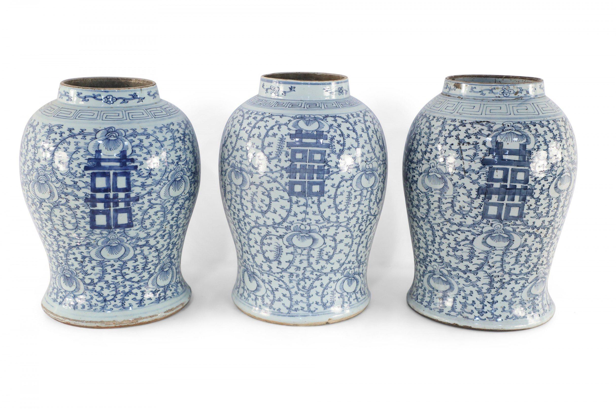 Chinesische Porzellanurnenvasen in Off-White und Blau mit Weinreben-Charakter (20. Jahrhundert) im Angebot