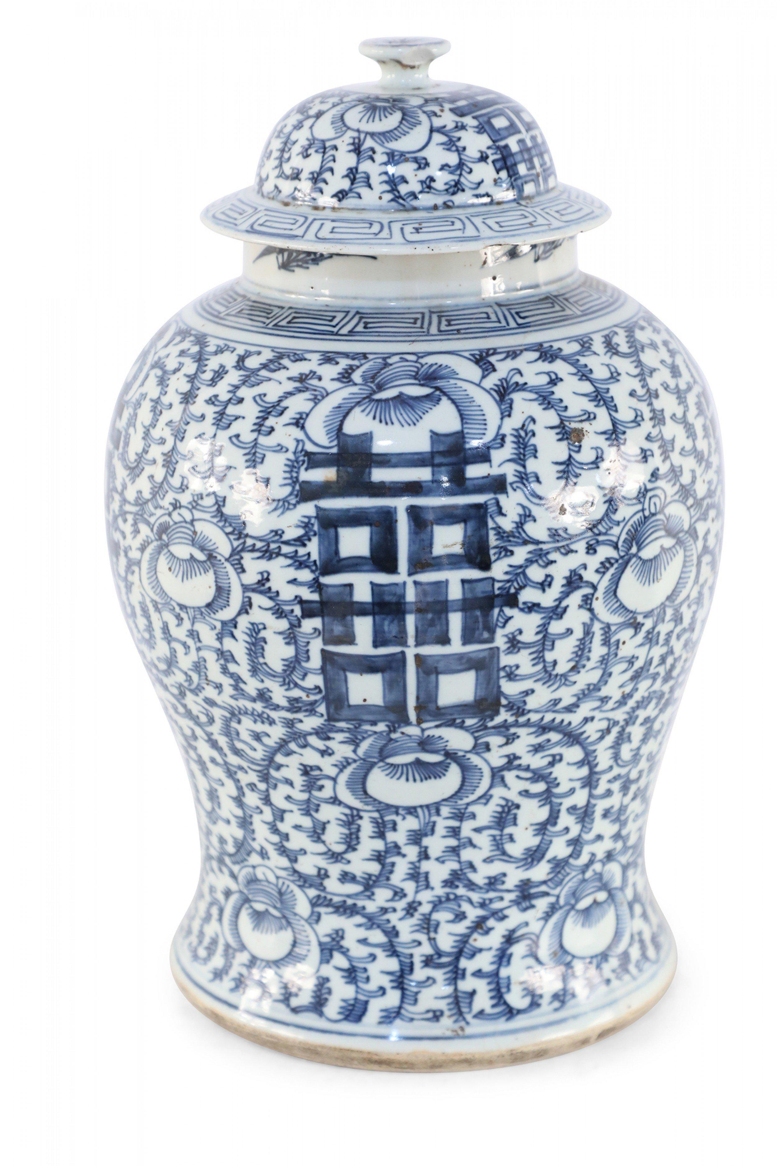 Porcelaine Pot à gingembre chinois en porcelaine à couvercle en forme de vigne blanc cassé et bleu en vente