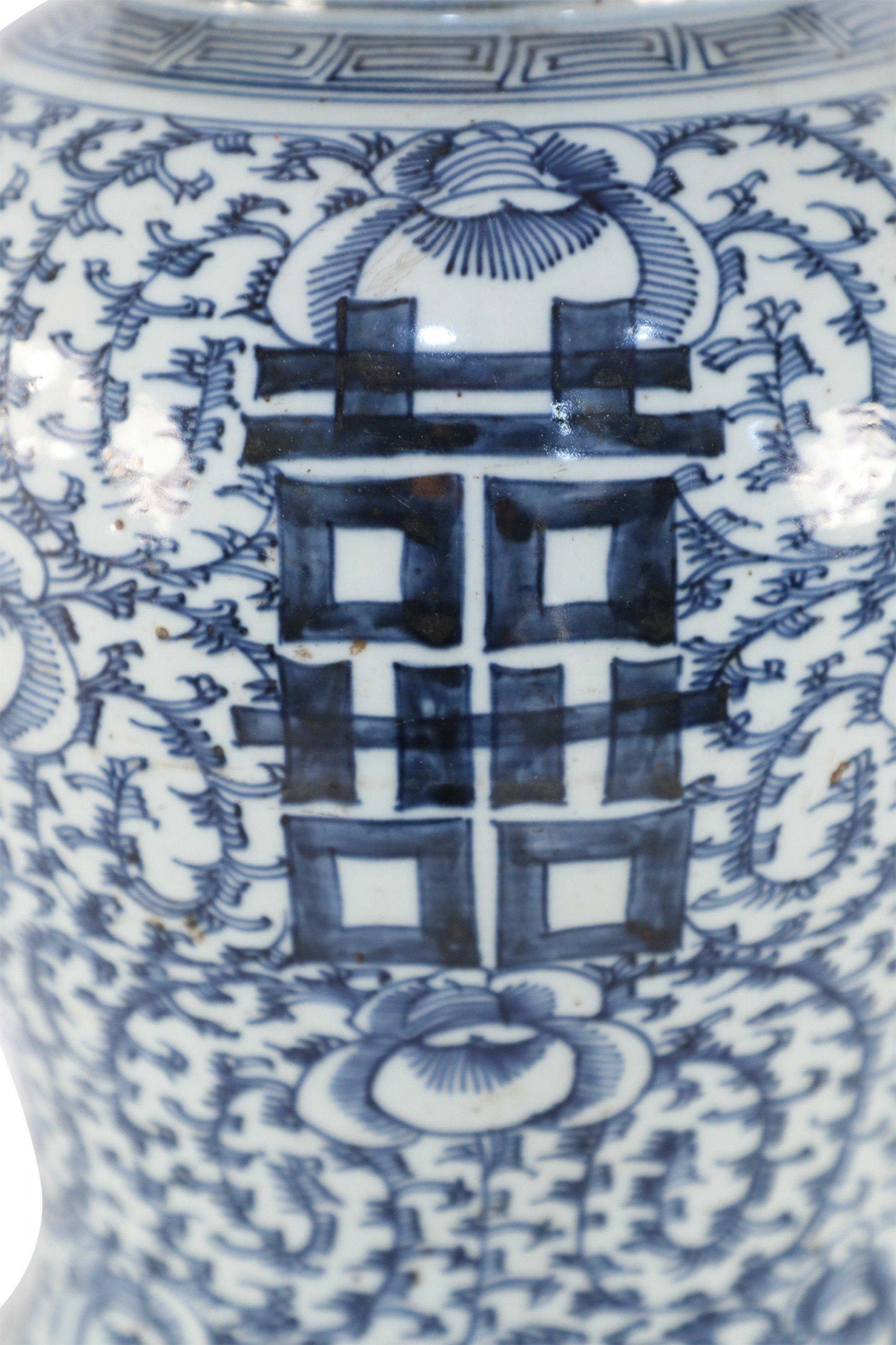 Pot à gingembre antique chinois (début du 20e siècle) en porcelaine à couvercle, avec un motif floral et de vigne bleu foncé sur fond blanc, et des caractères bleus en gras sur 4 côtés.
 