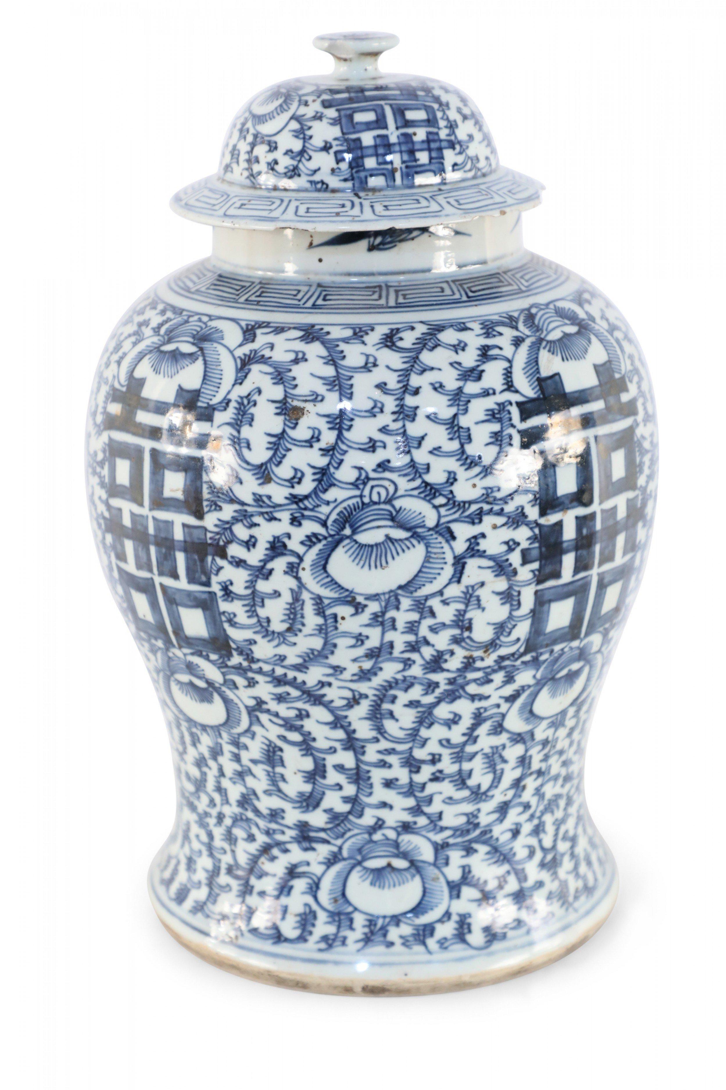 Chinesisches Porzellan- Ingwerglas in Off-White und Blau mit Weinrebenbesatz (Chinesischer Export) im Angebot