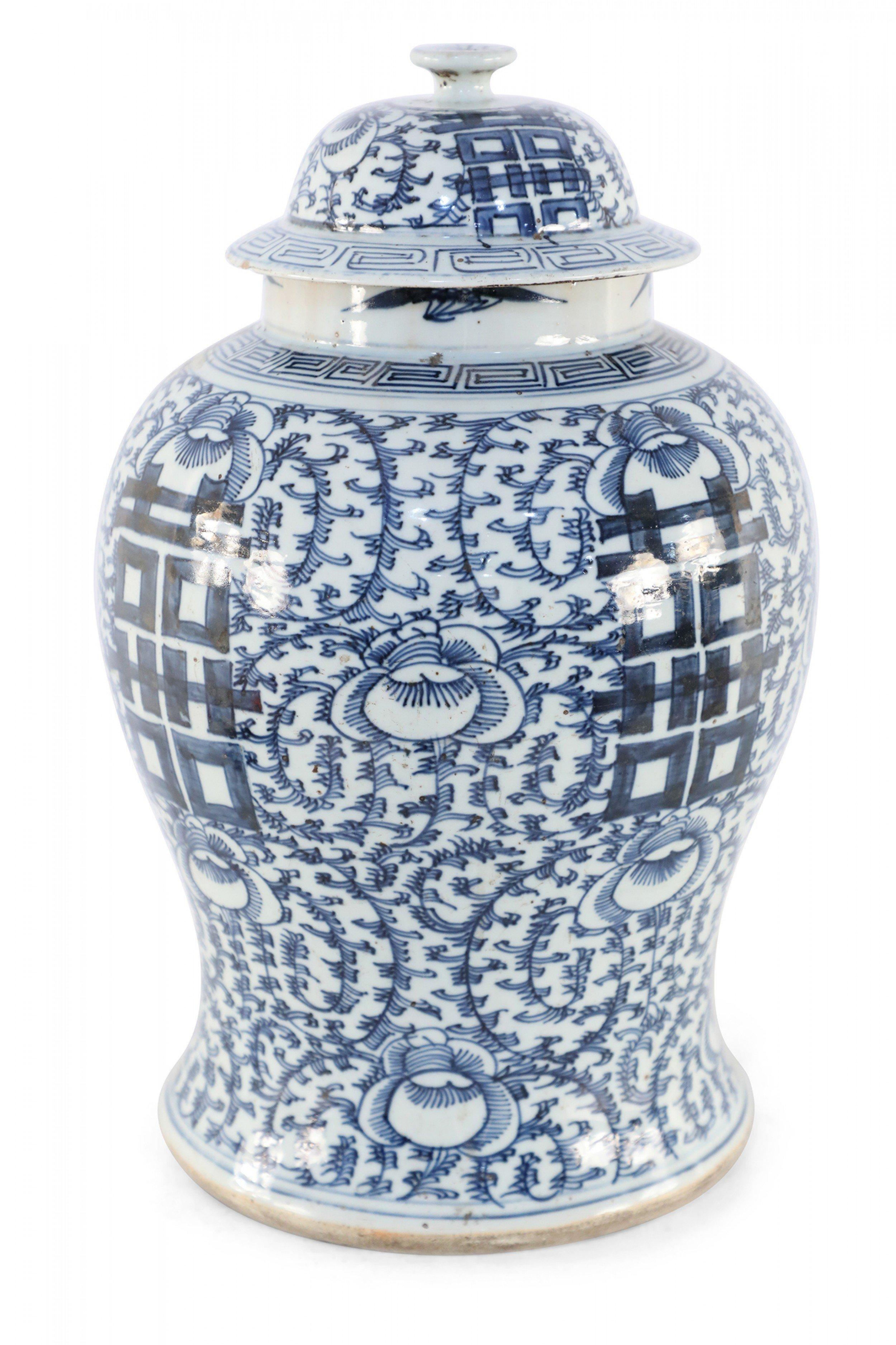 Chinesisches Porzellan- Ingwerglas in Off-White und Blau mit Weinrebenbesatz im Zustand „Gut“ im Angebot in New York, NY