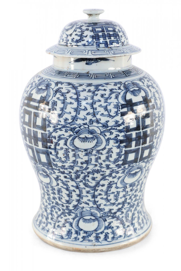 Chinese Off-White and Blue Vine Lidded Porcelain Ginger Jar In Good Condition For Sale In New York, NY
