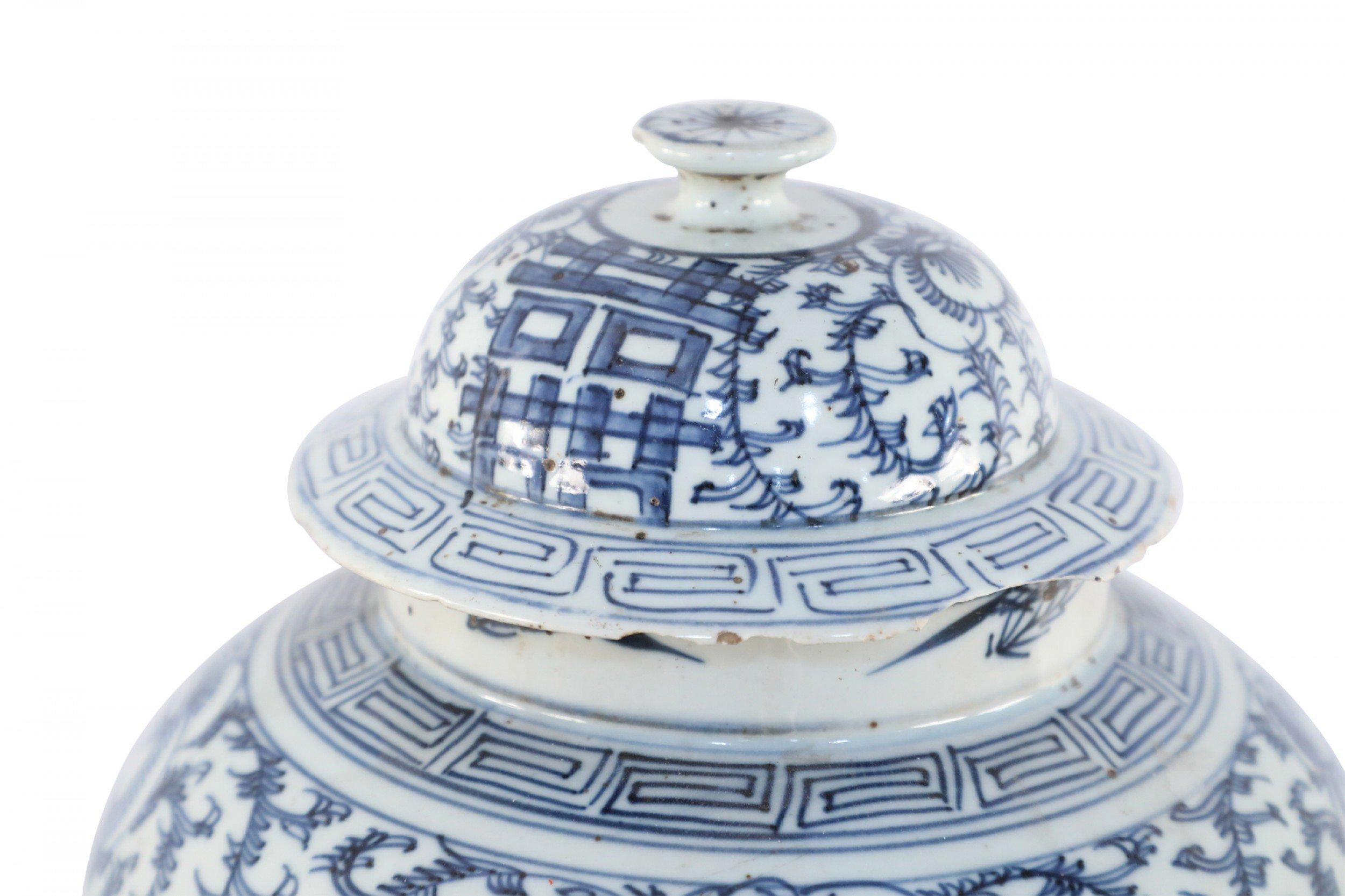 Exportation chinoise Pot à gingembre chinois en porcelaine à couvercle en forme de vigne blanc cassé et bleu en vente