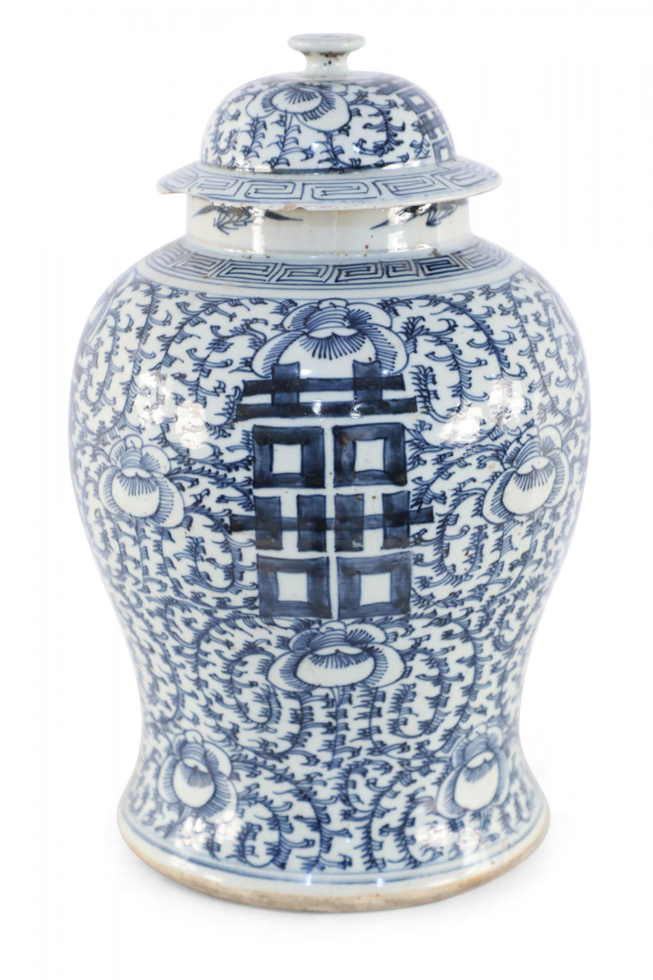 Chinois Pot à gingembre chinois en porcelaine à couvercle en forme de vigne blanc cassé et bleu en vente