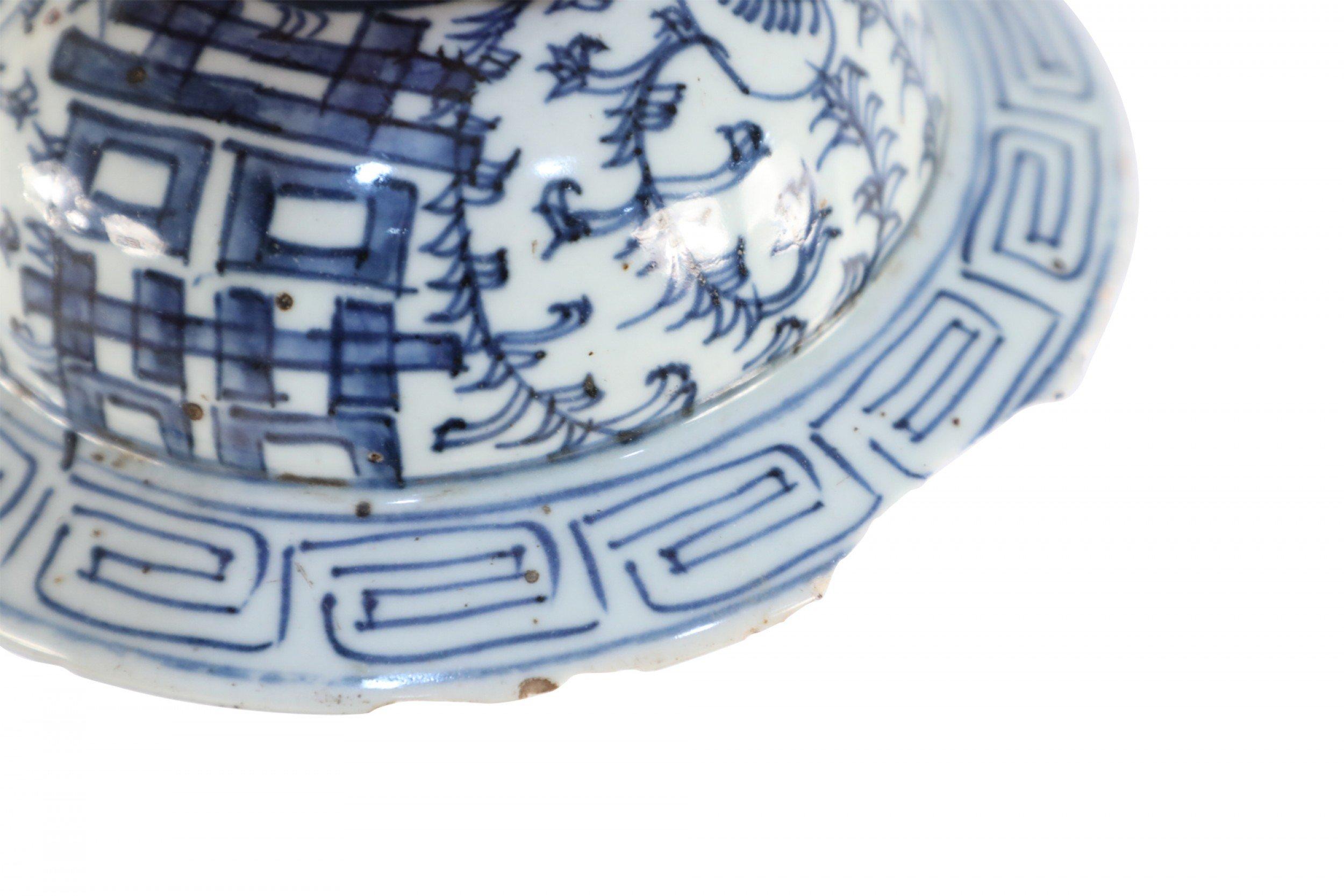 20ième siècle Pot à gingembre chinois en porcelaine à couvercle en forme de vigne blanc cassé et bleu en vente
