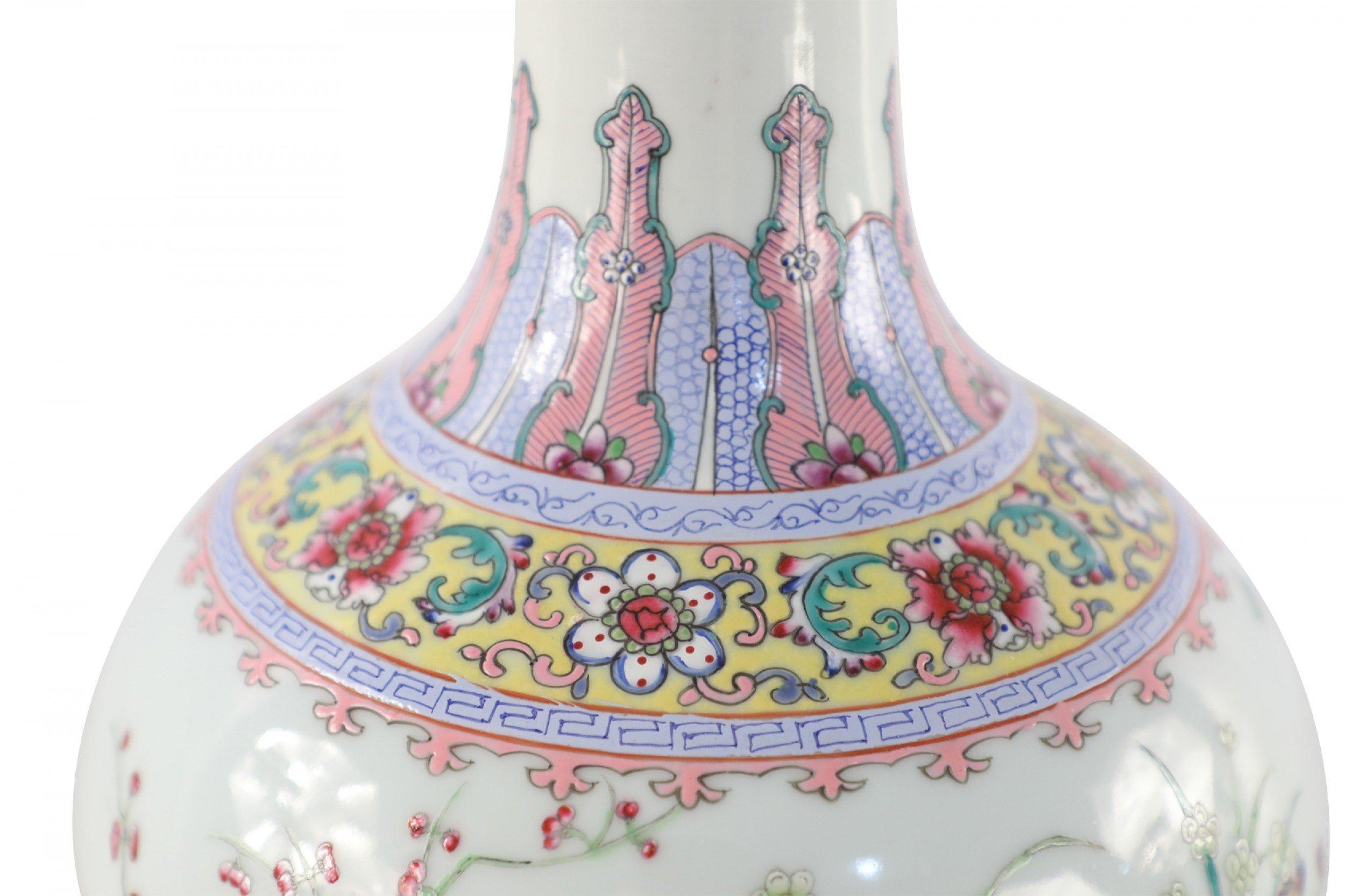 Vaso cinese di porcellana globulare con disegno botanico e bianco sporco in vendita 2