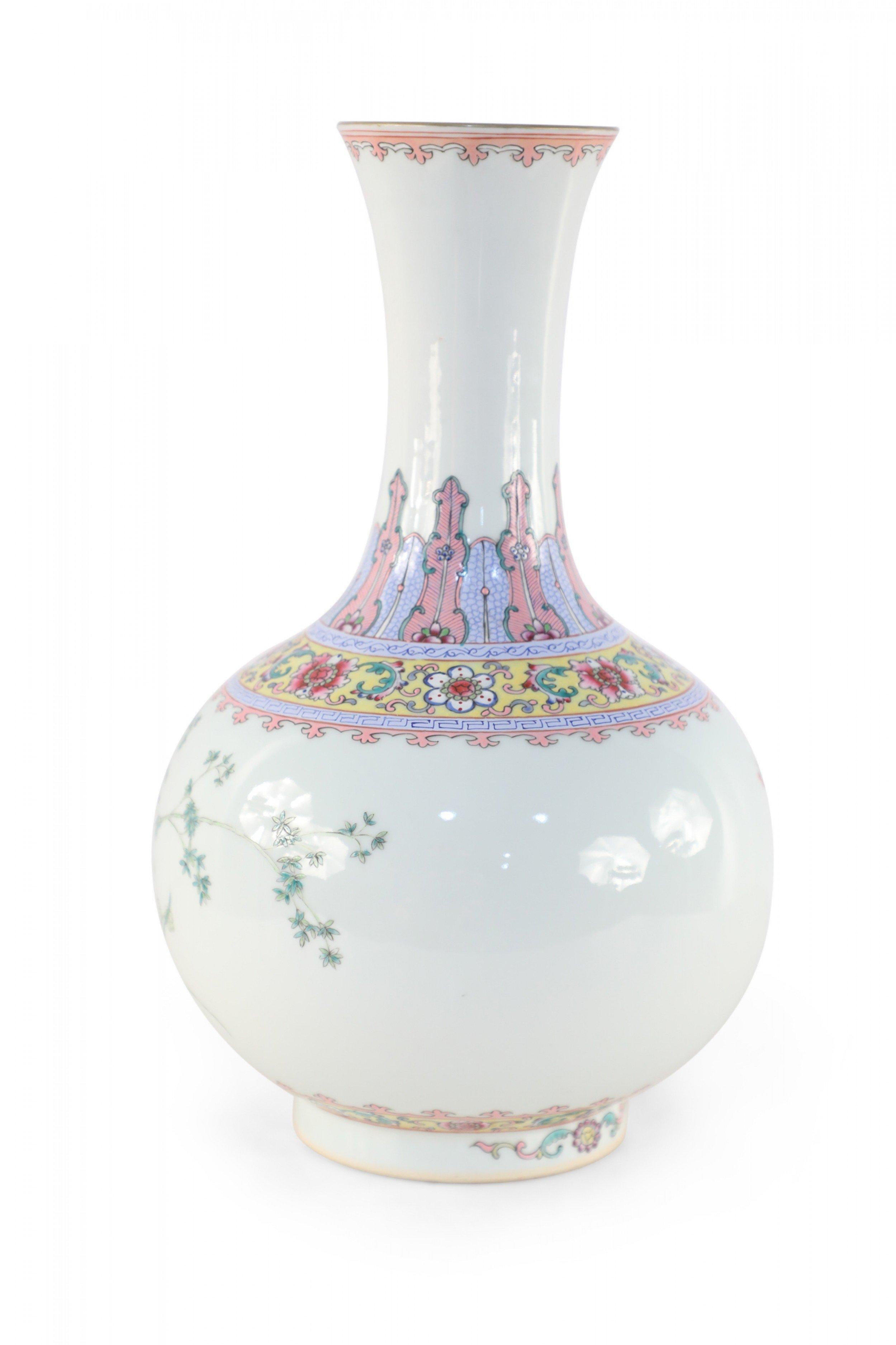 Vaso cinese di porcellana globulare con disegno botanico e bianco sporco in vendita 3