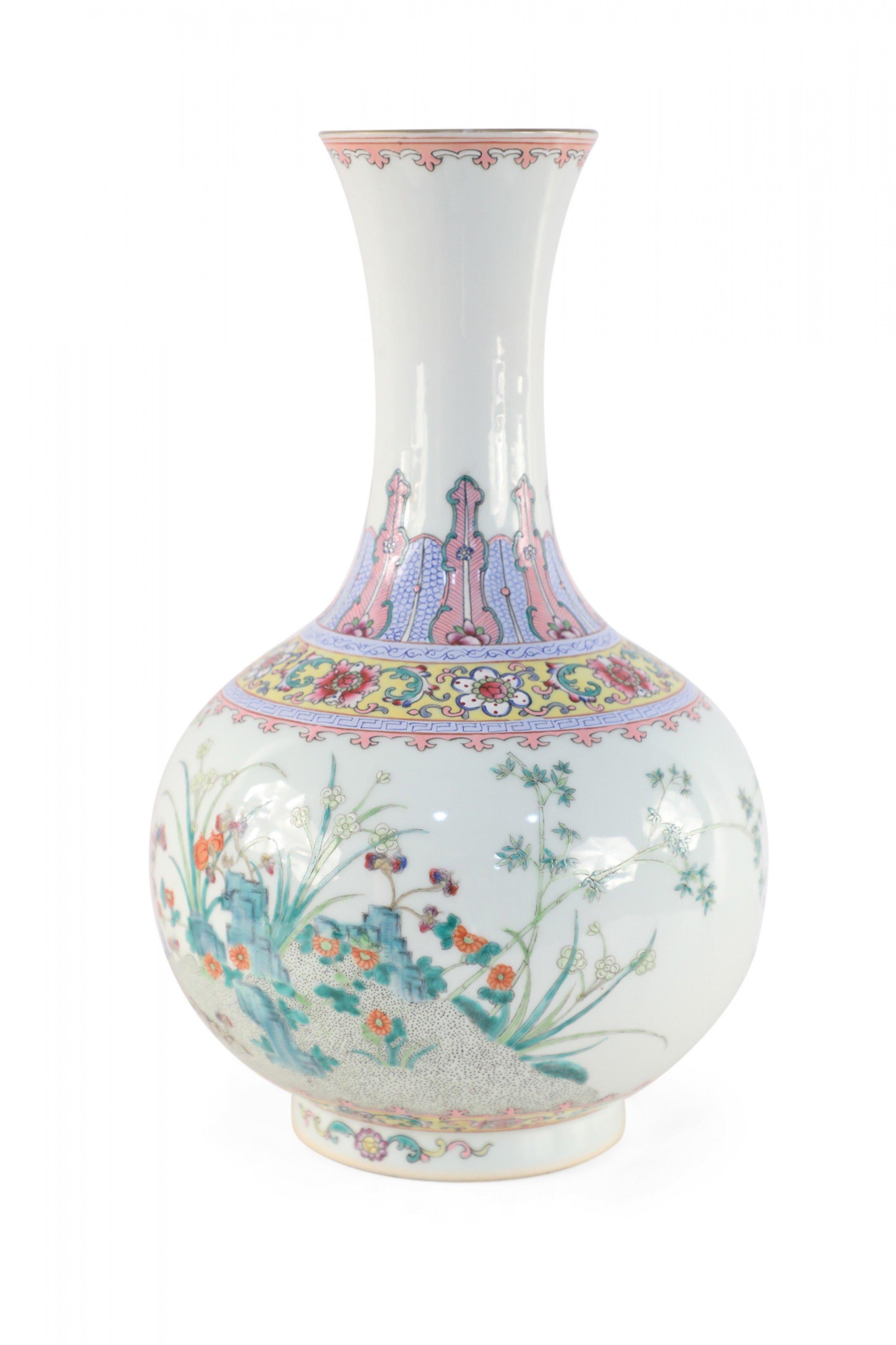 Vaso globulare in porcellana bianca decorato con flora e rami in fiore e motivi decorativi rosa e viola intorno al collo, in stile dinastia Whiting (fine del XIX secolo).

Condit: Buono; Usura coerente con l'età e l'utilizzo