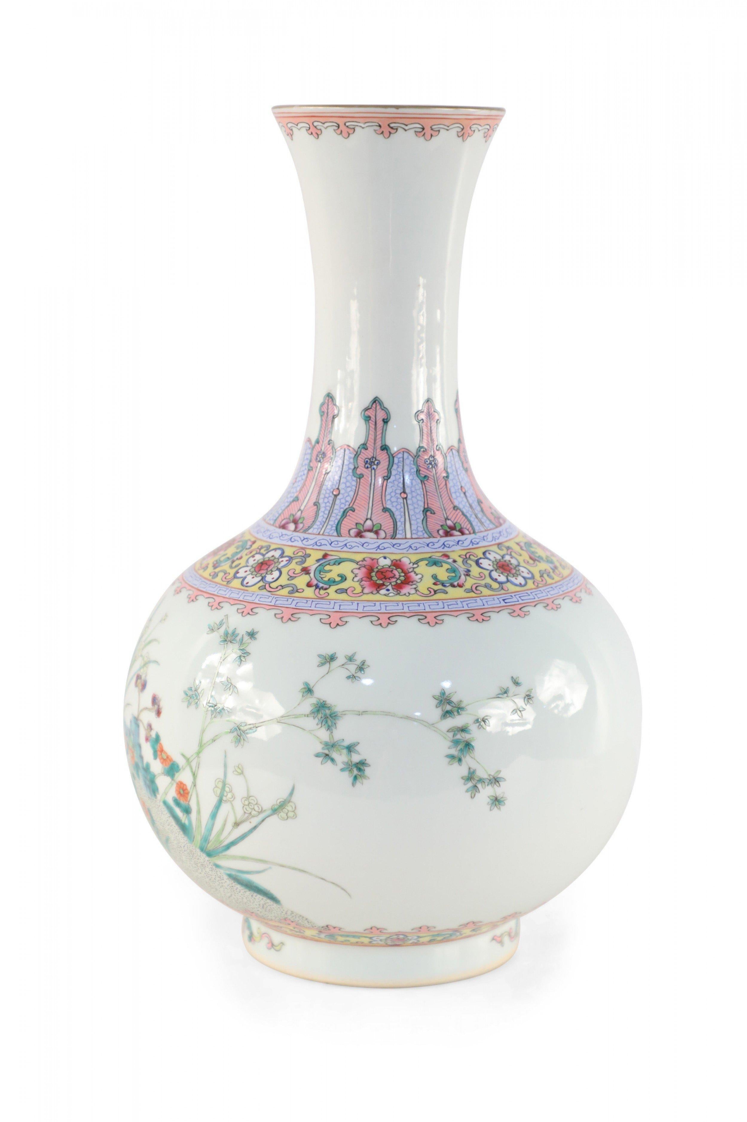 Ming Vaso cinese di porcellana globulare con disegno botanico e bianco sporco in vendita