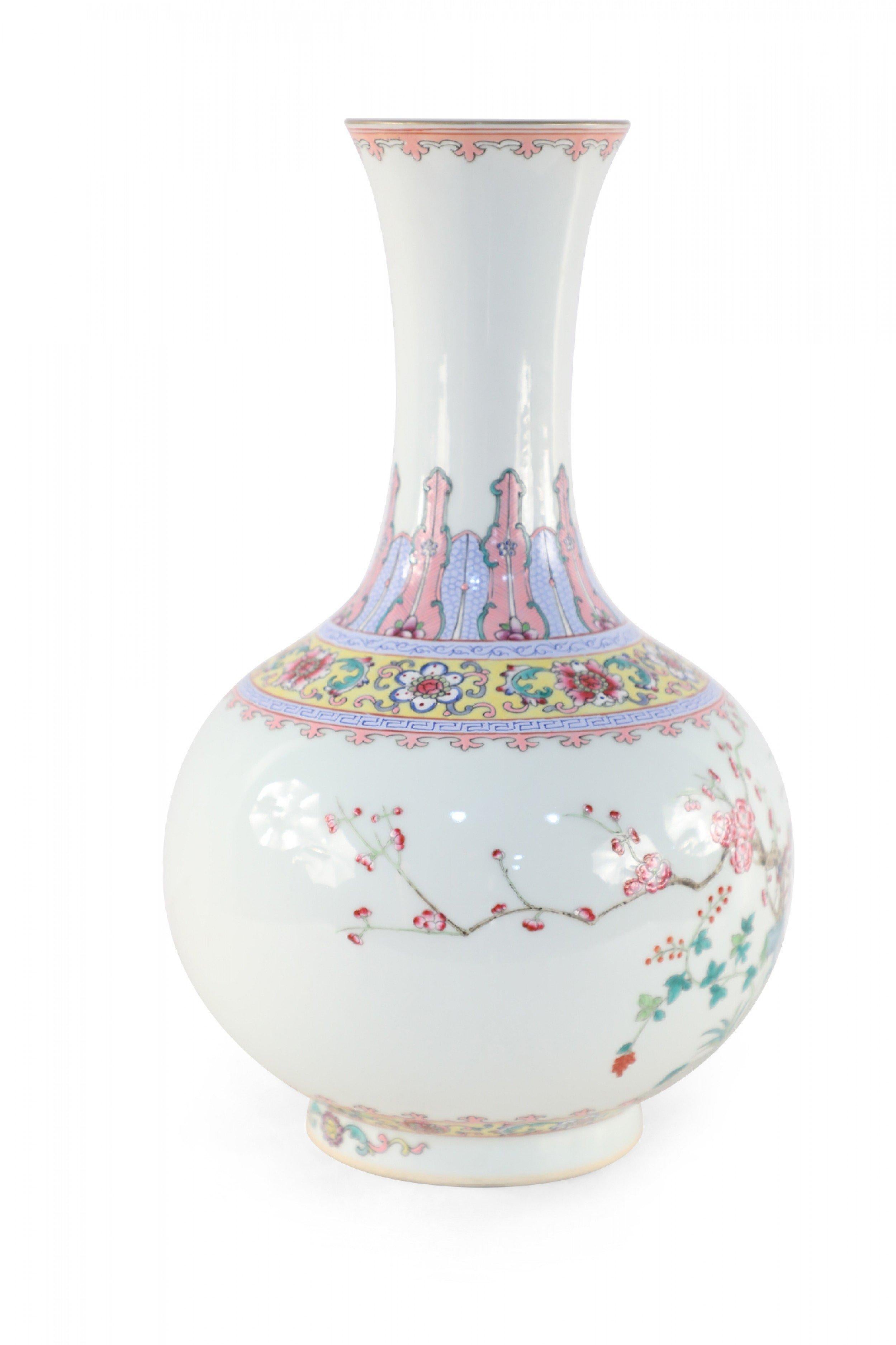 Cinese Vaso cinese di porcellana globulare con disegno botanico e bianco sporco in vendita