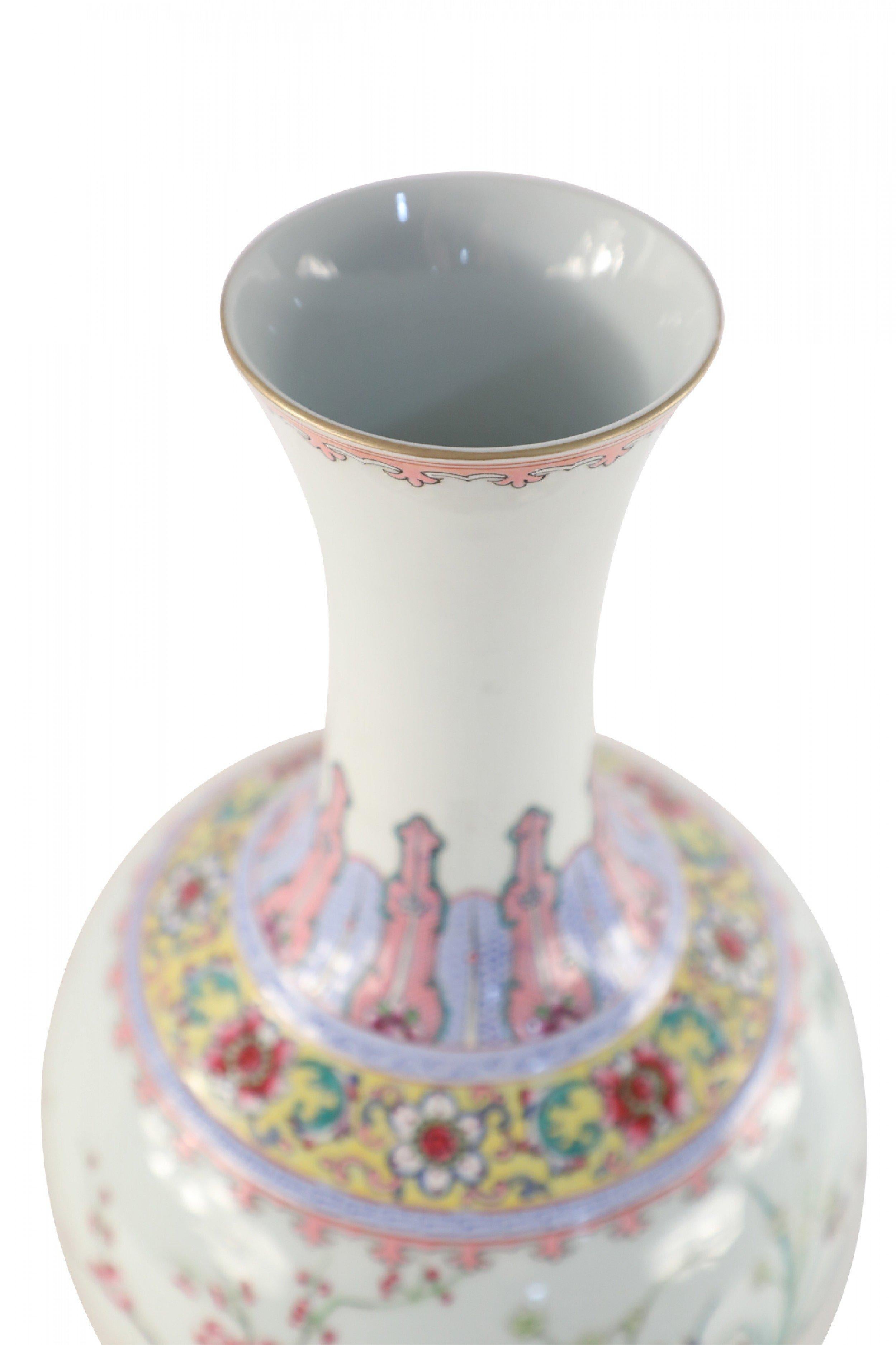 Fatto a mano Vaso cinese di porcellana globulare con disegno botanico e bianco sporco in vendita
