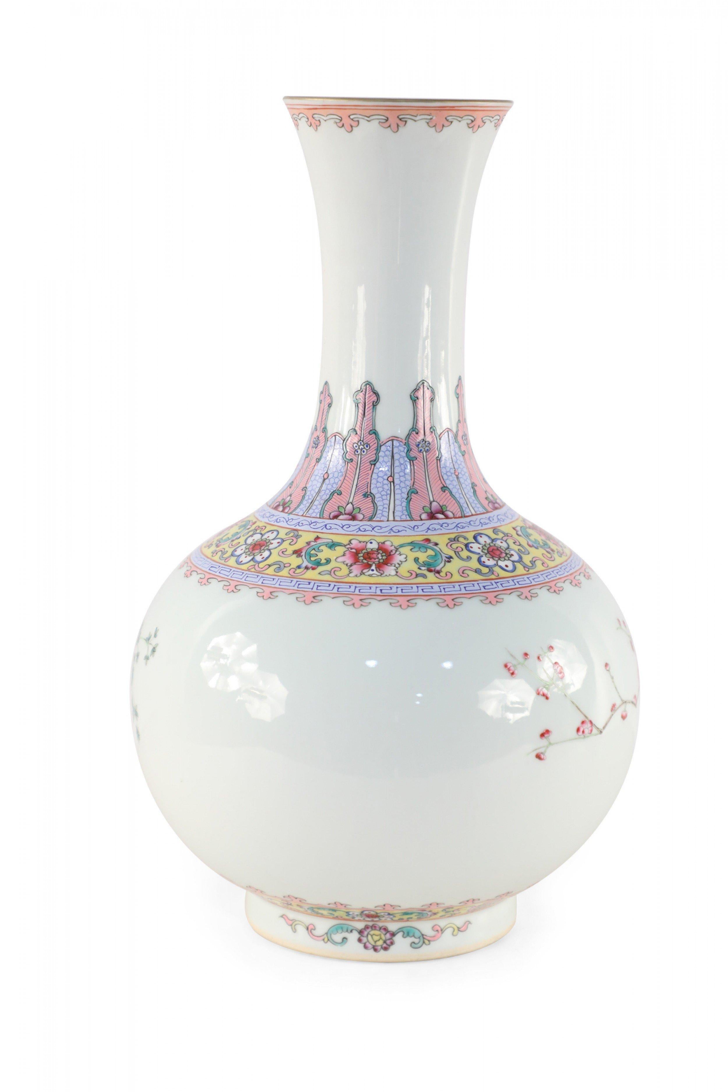 Vaso cinese di porcellana globulare con disegno botanico e bianco sporco In condizioni buone in vendita a Queens, NY