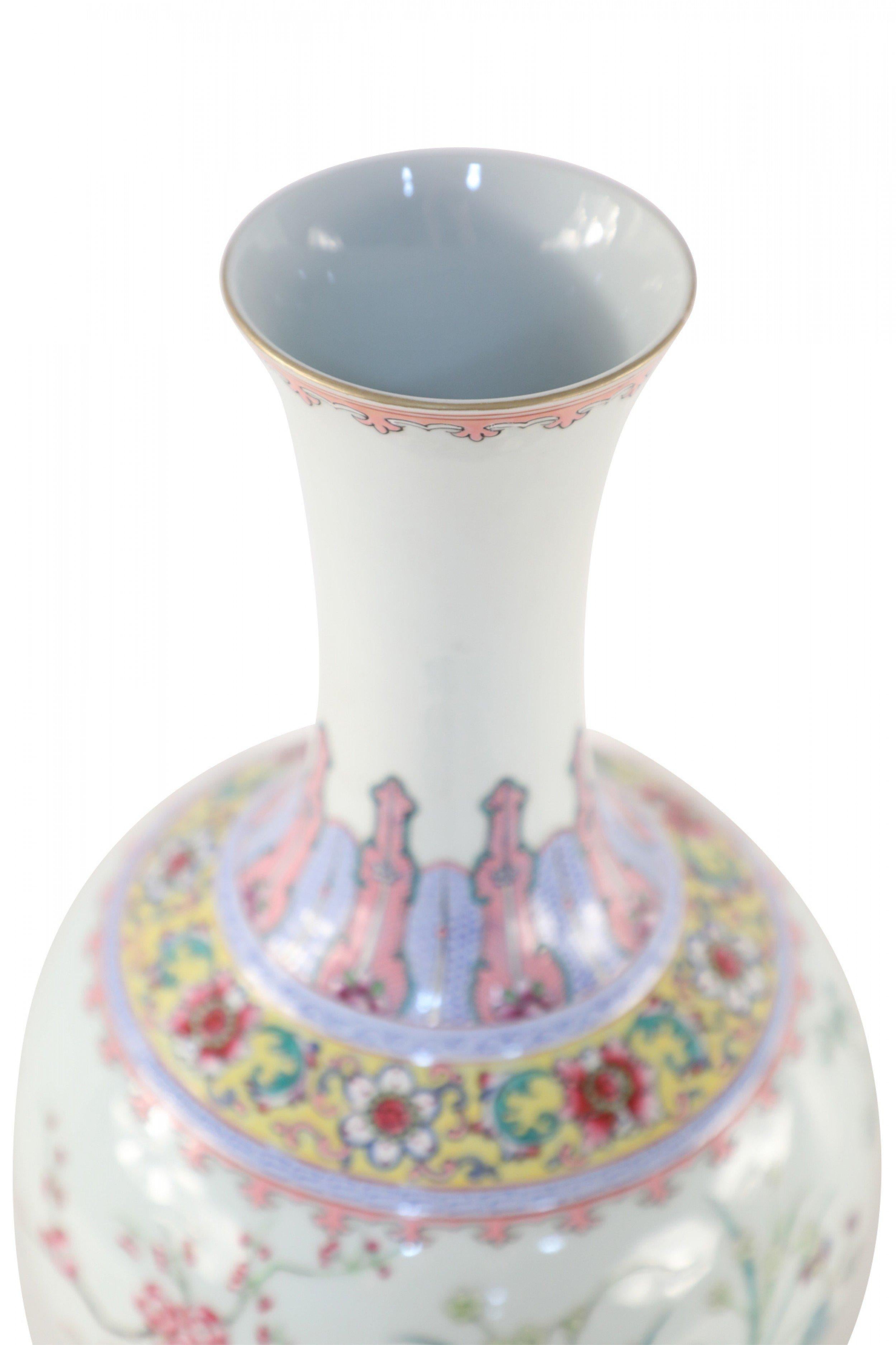 XIX secolo Vaso cinese di porcellana globulare con disegno botanico e bianco sporco in vendita