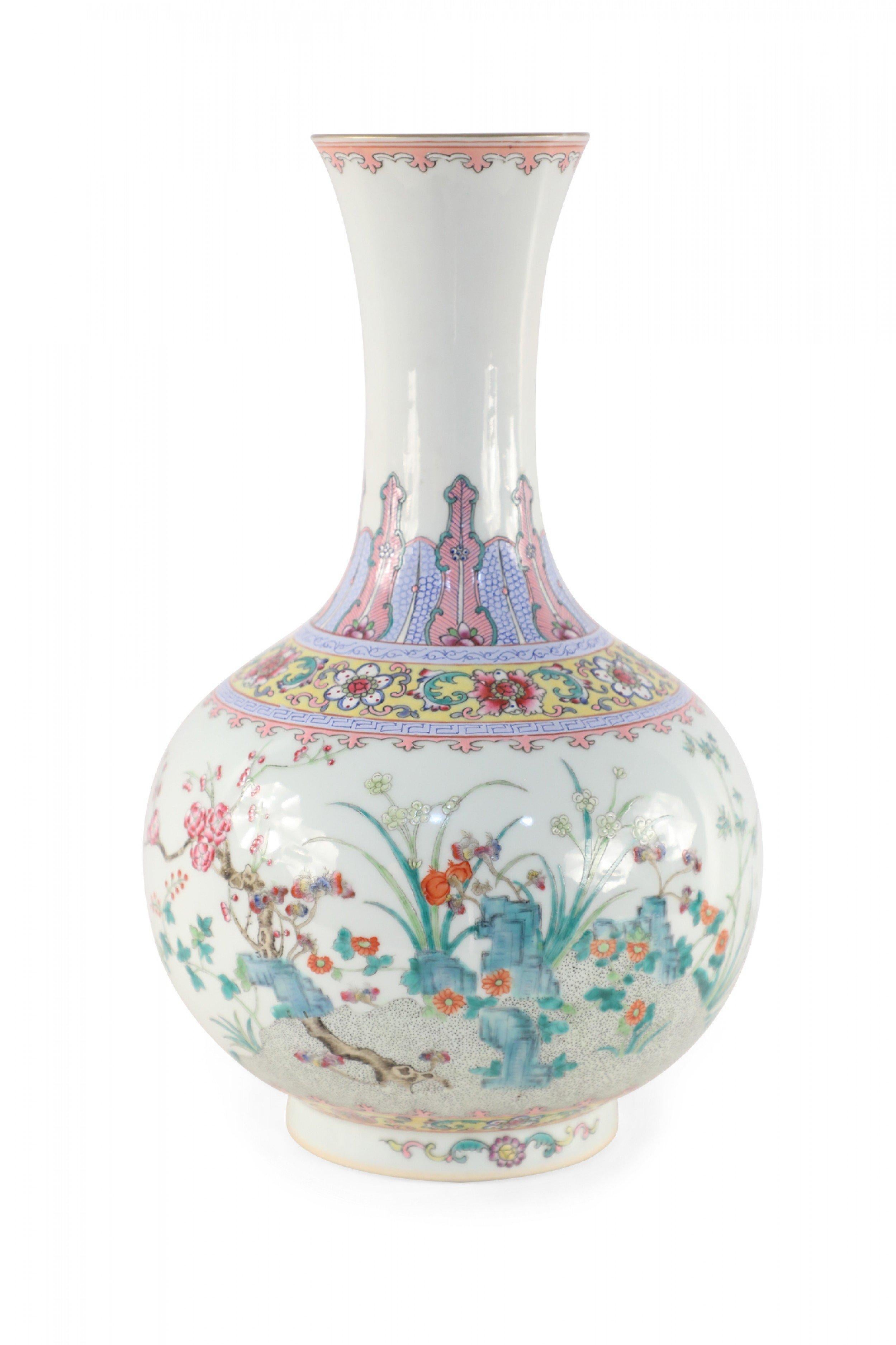 Porcellana Vaso cinese di porcellana globulare con disegno botanico e bianco sporco in vendita