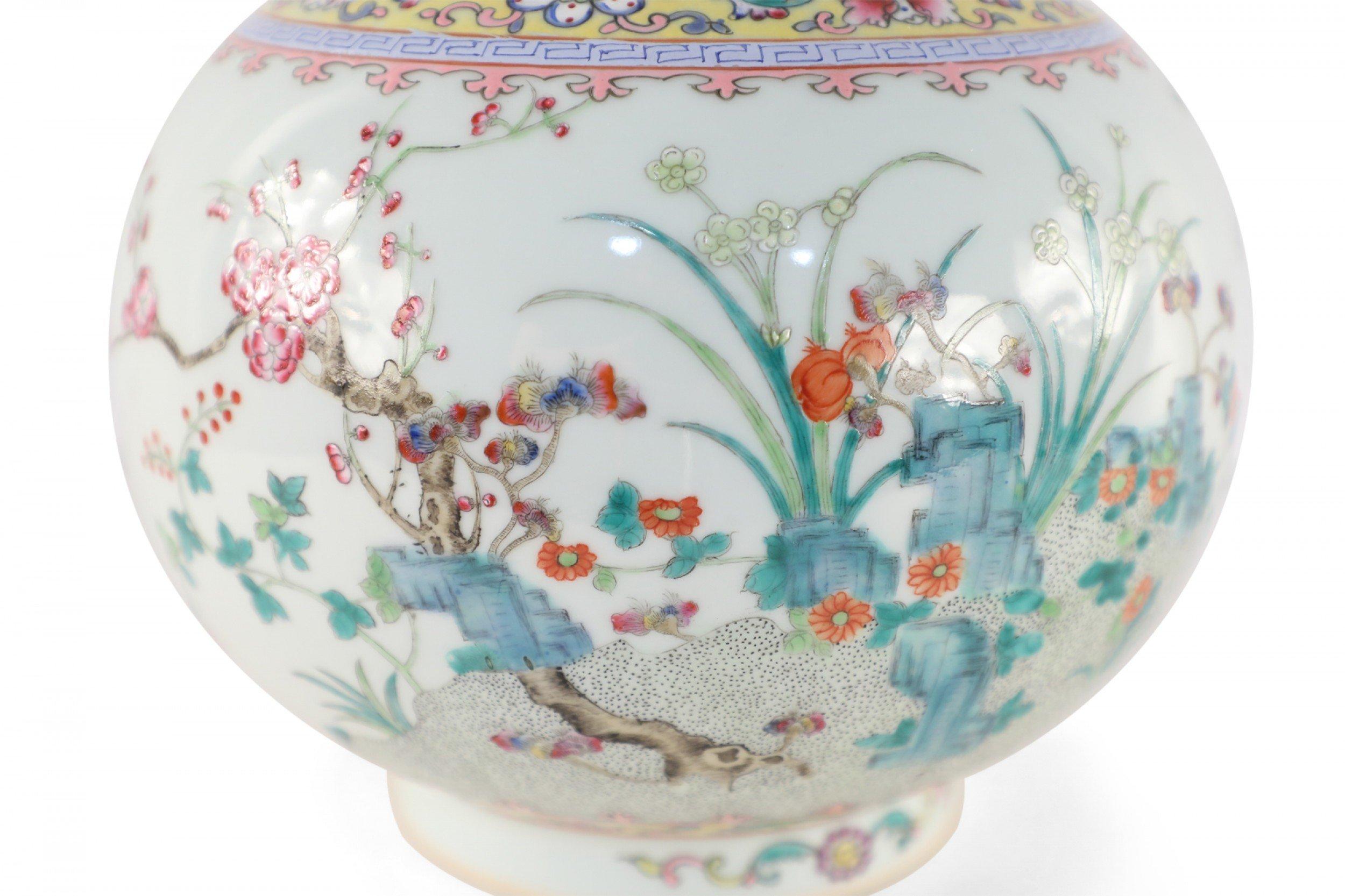Vaso cinese di porcellana globulare con disegno botanico e bianco sporco in vendita 1