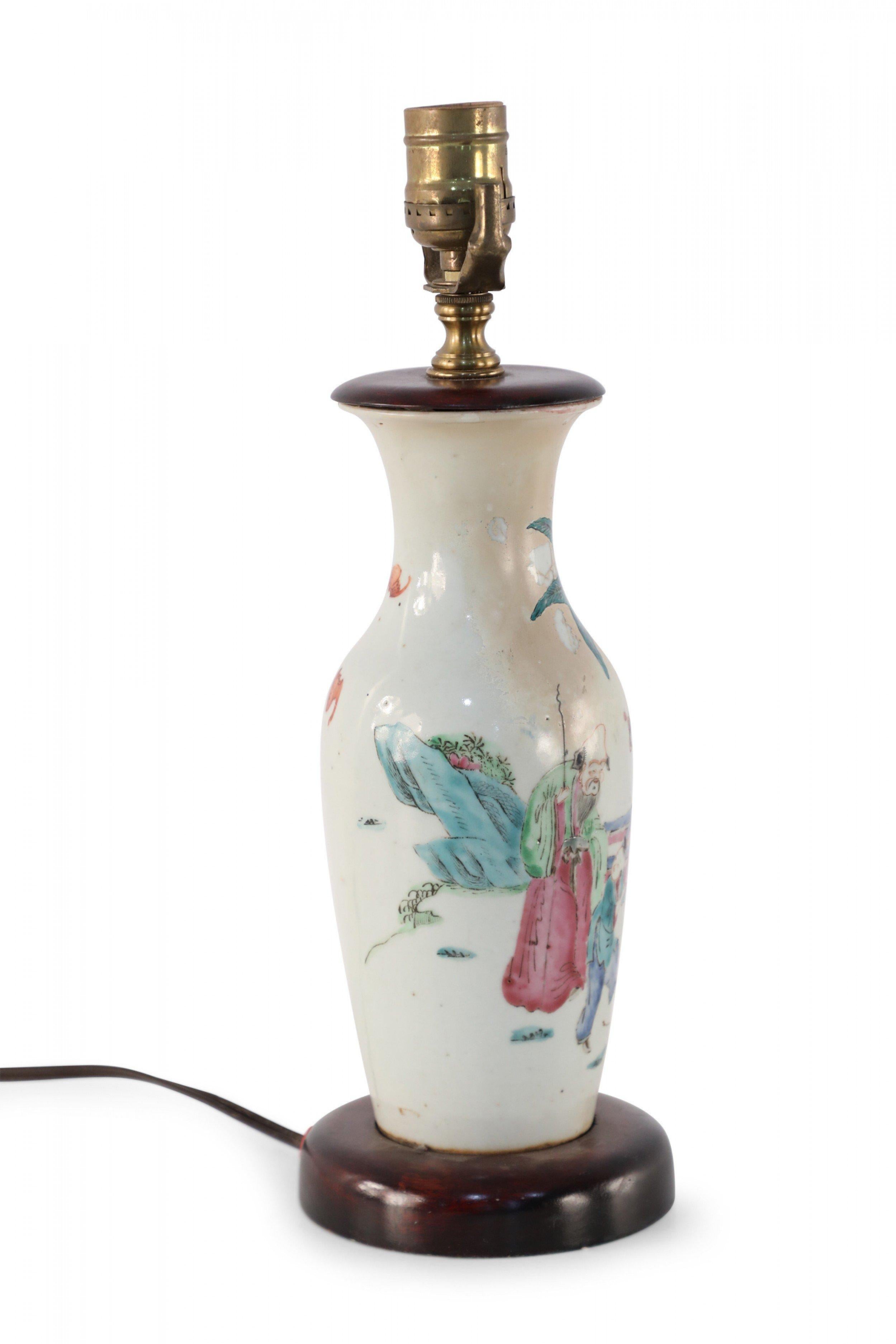 Exportation chinoise Lampe de bureau chinoise en forme d'urne en porcelaine, blanc cassé avec scène figurative en vente