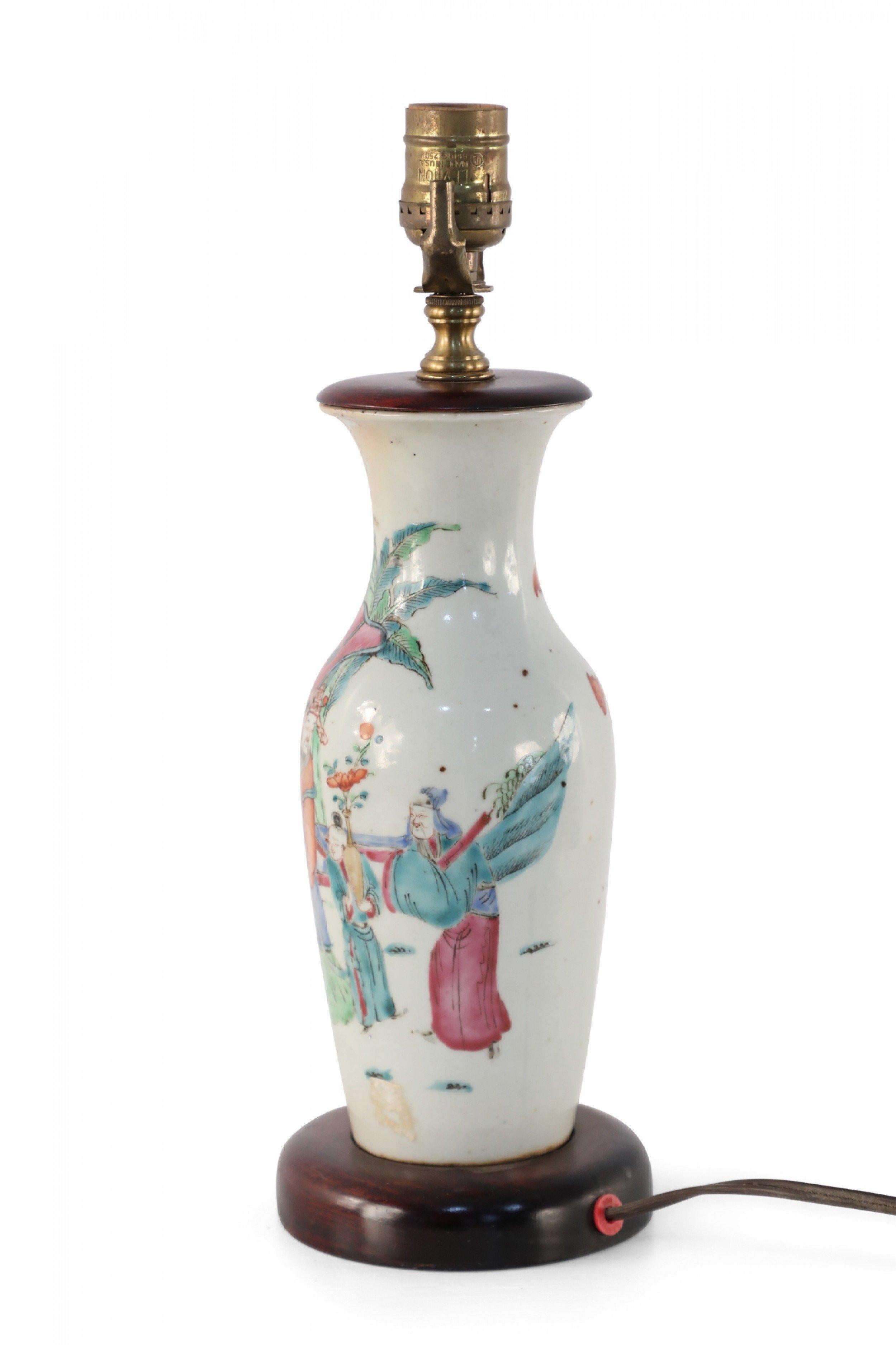 XIXe siècle Lampe de bureau chinoise en forme d'urne en porcelaine, blanc cassé avec scène figurative en vente