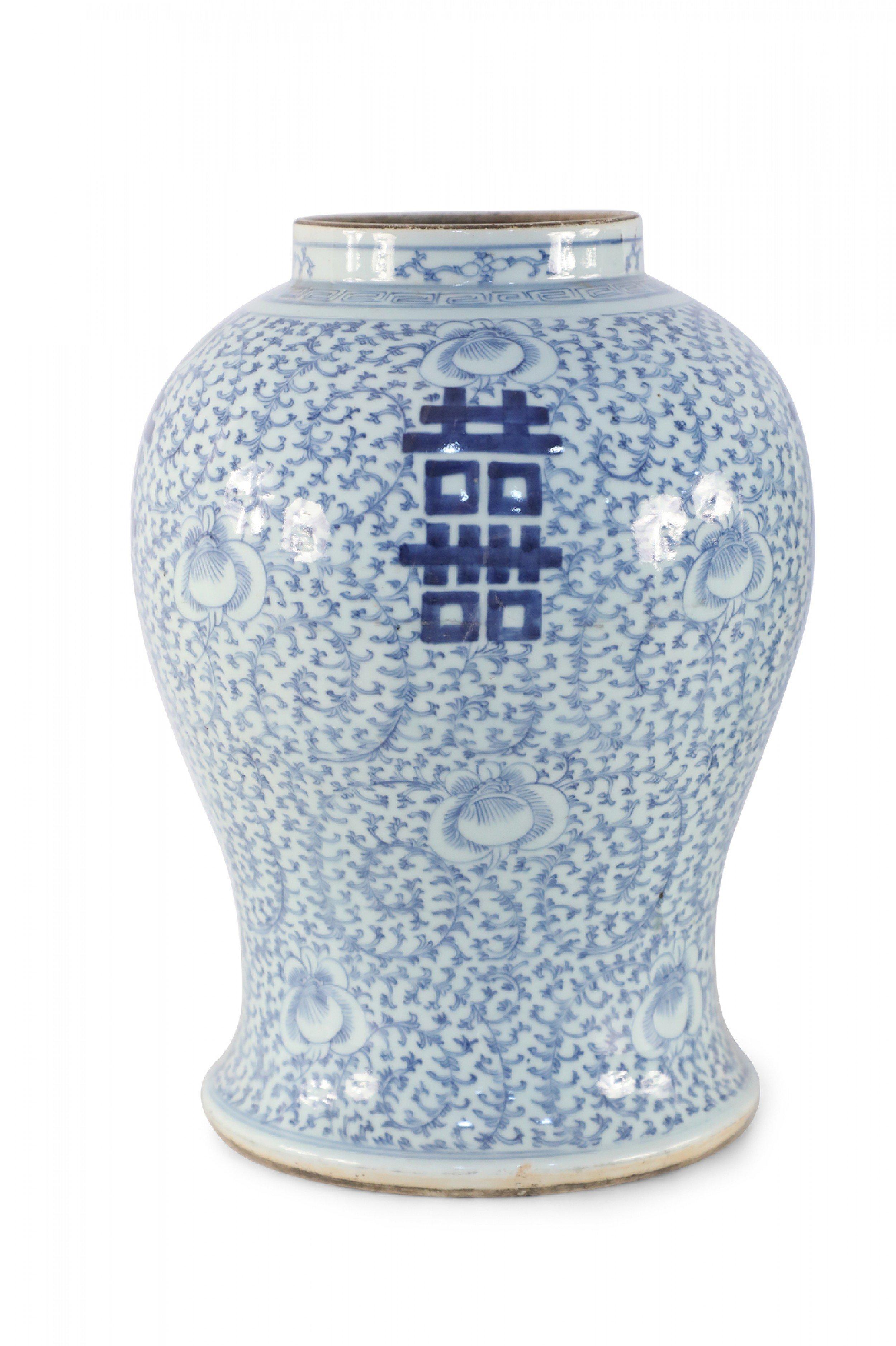 Chinesische Porzellan-Urnenvase mit naturweißem und hellblauem Weinmotiv, Chinesisch (Chinesischer Export) im Angebot