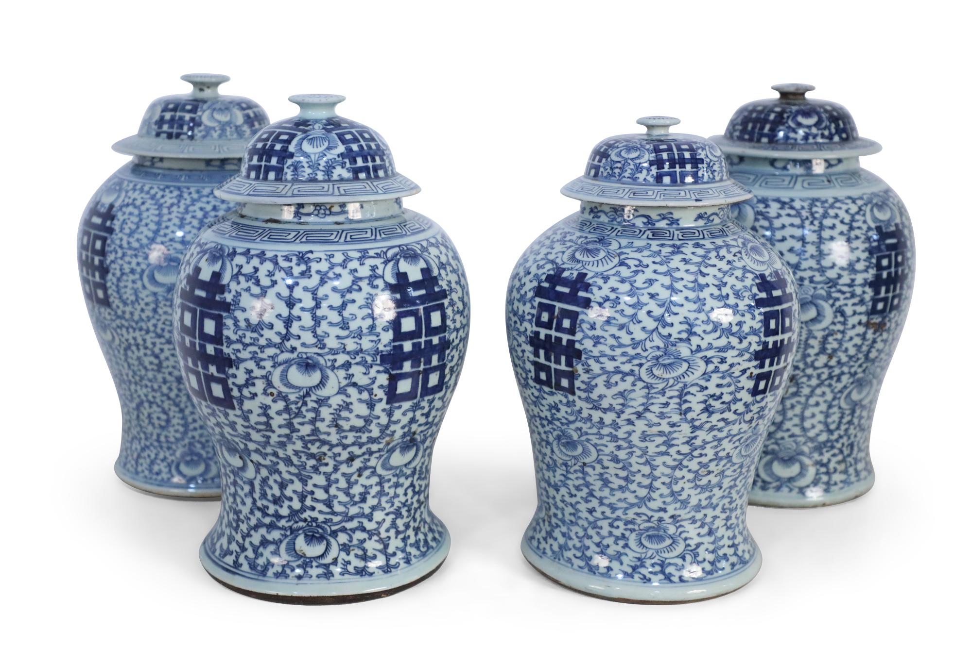 4 pots à gingembre en porcelaine chinoise ancienne (début du 20e siècle) à couvercle, avec un motif tourbillonnant bleu clair de vignes denses et de fleurs espacées sur fond blanc cassé, et des caractères bleus en gras sur 4 côtés et les couvercles.