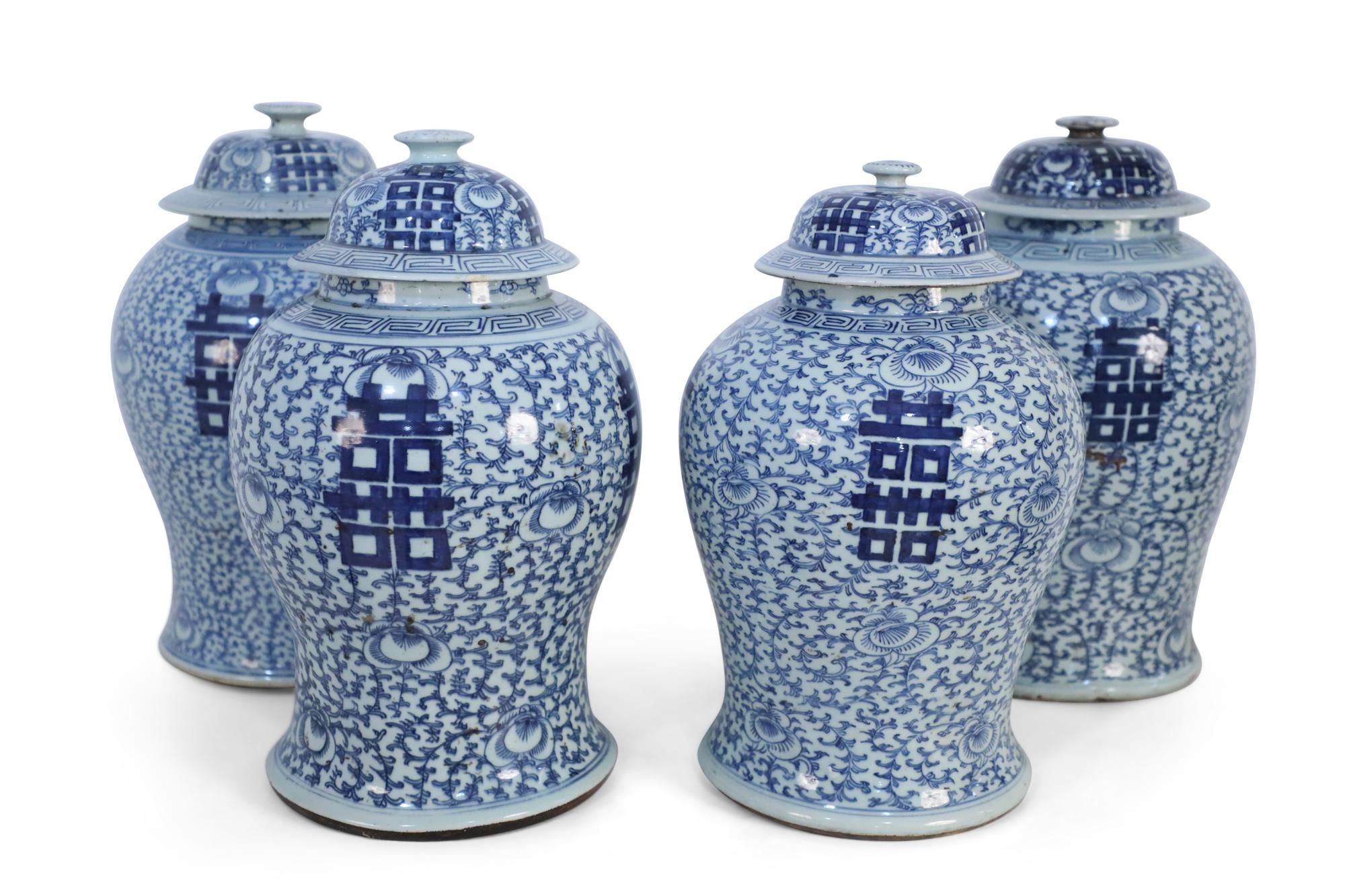 Exportation chinoise Pots à gingembre chinois à couvercle en porcelaine à motif de vigne blanc cassé et bleu clair en vente