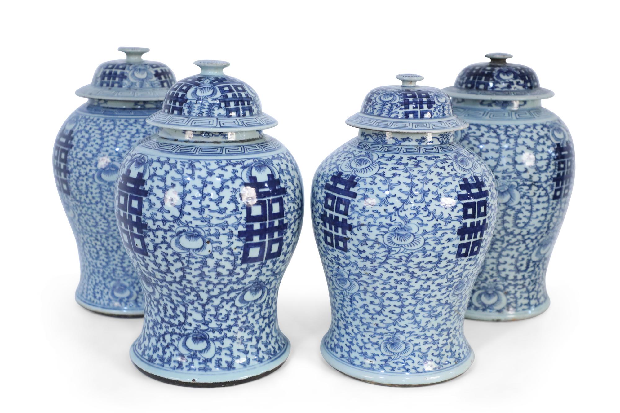 Chinois Pots à gingembre chinois à couvercle en porcelaine à motif de vigne blanc cassé et bleu clair en vente